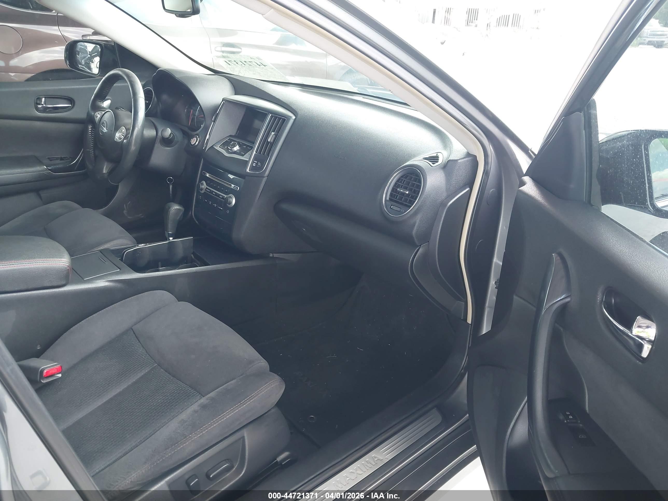 NISSAN MAXIMA image 5