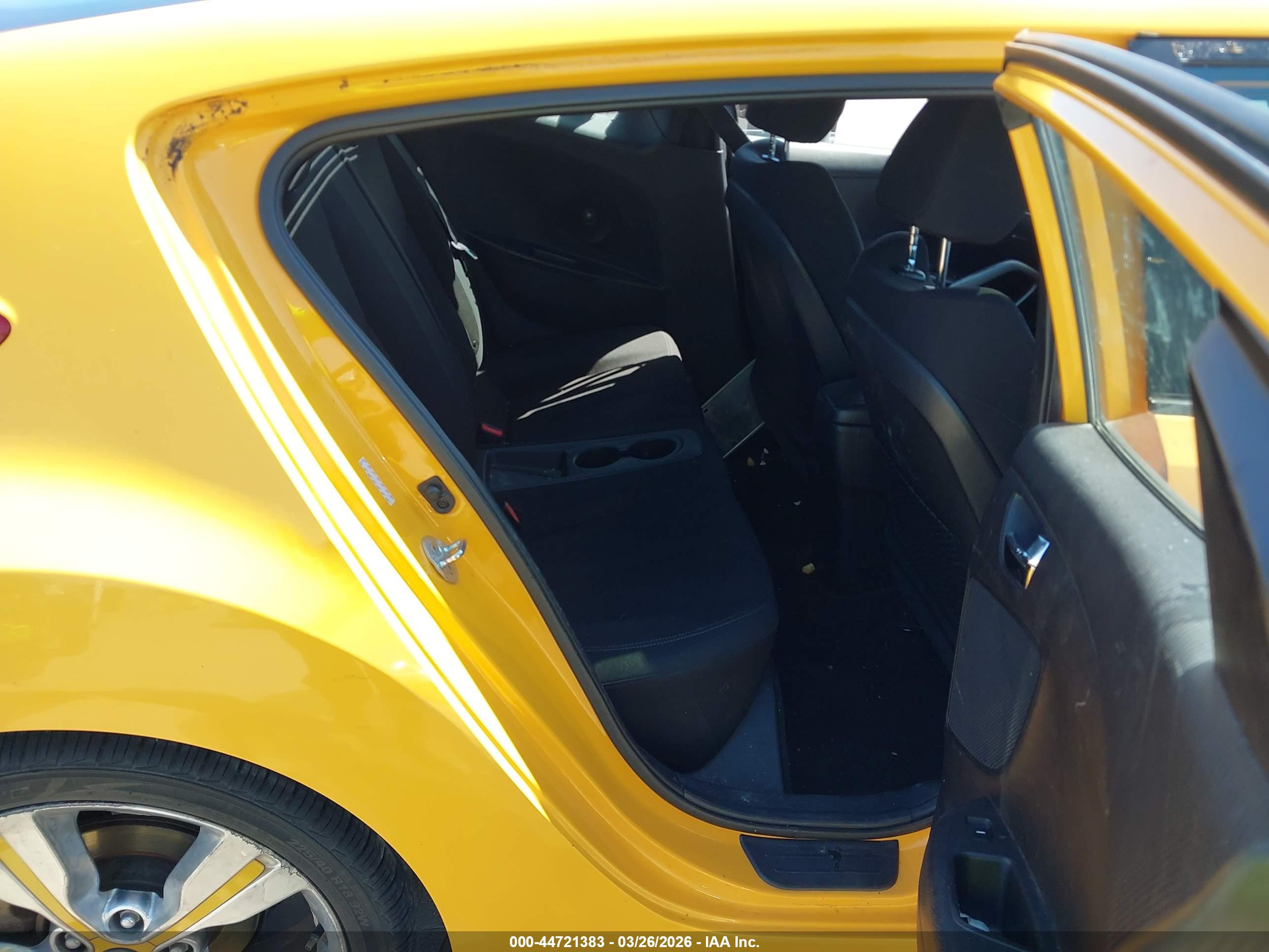 HYUNDAI VELOSTER image 8