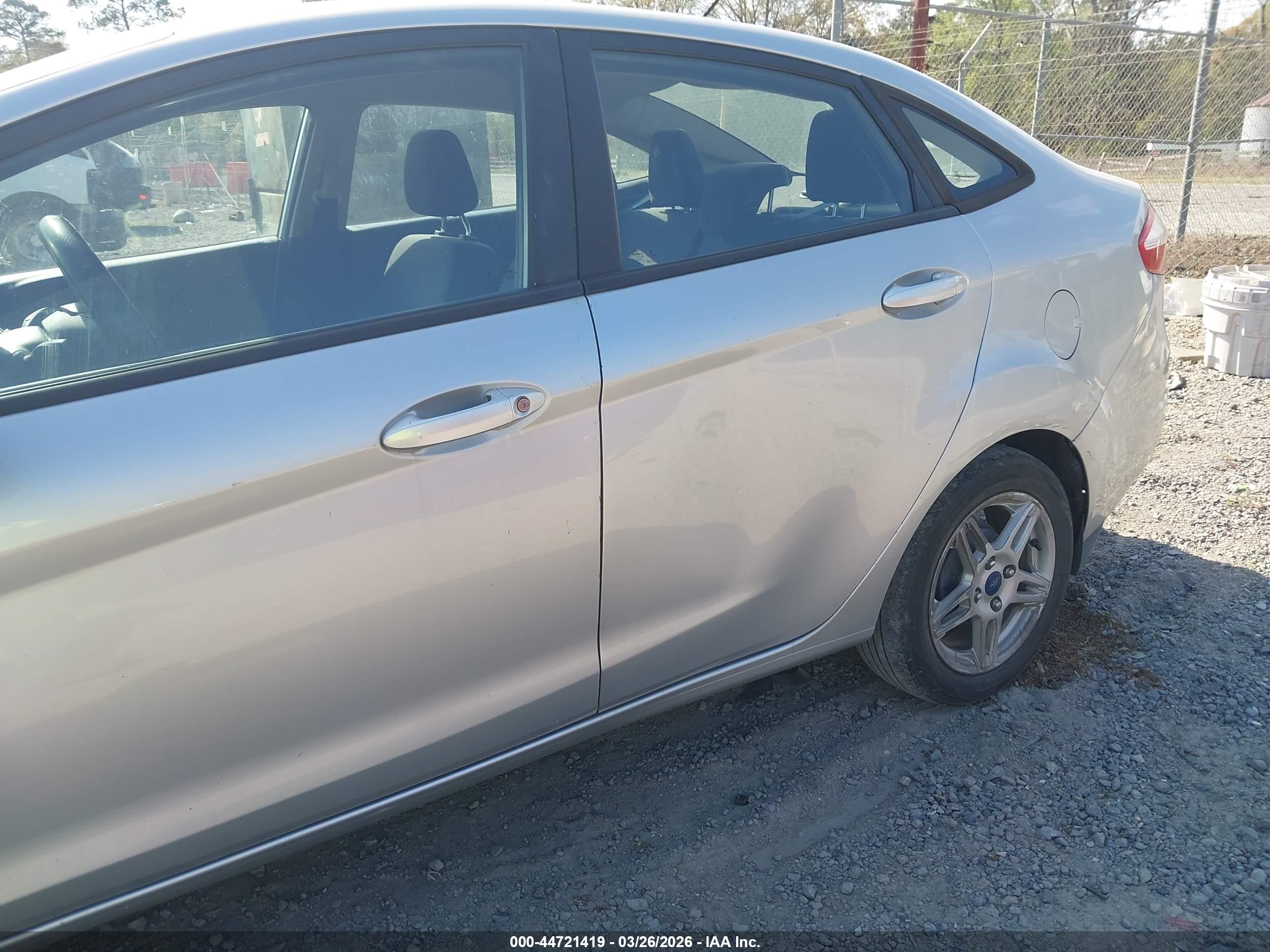 FORD FIESTA image 6