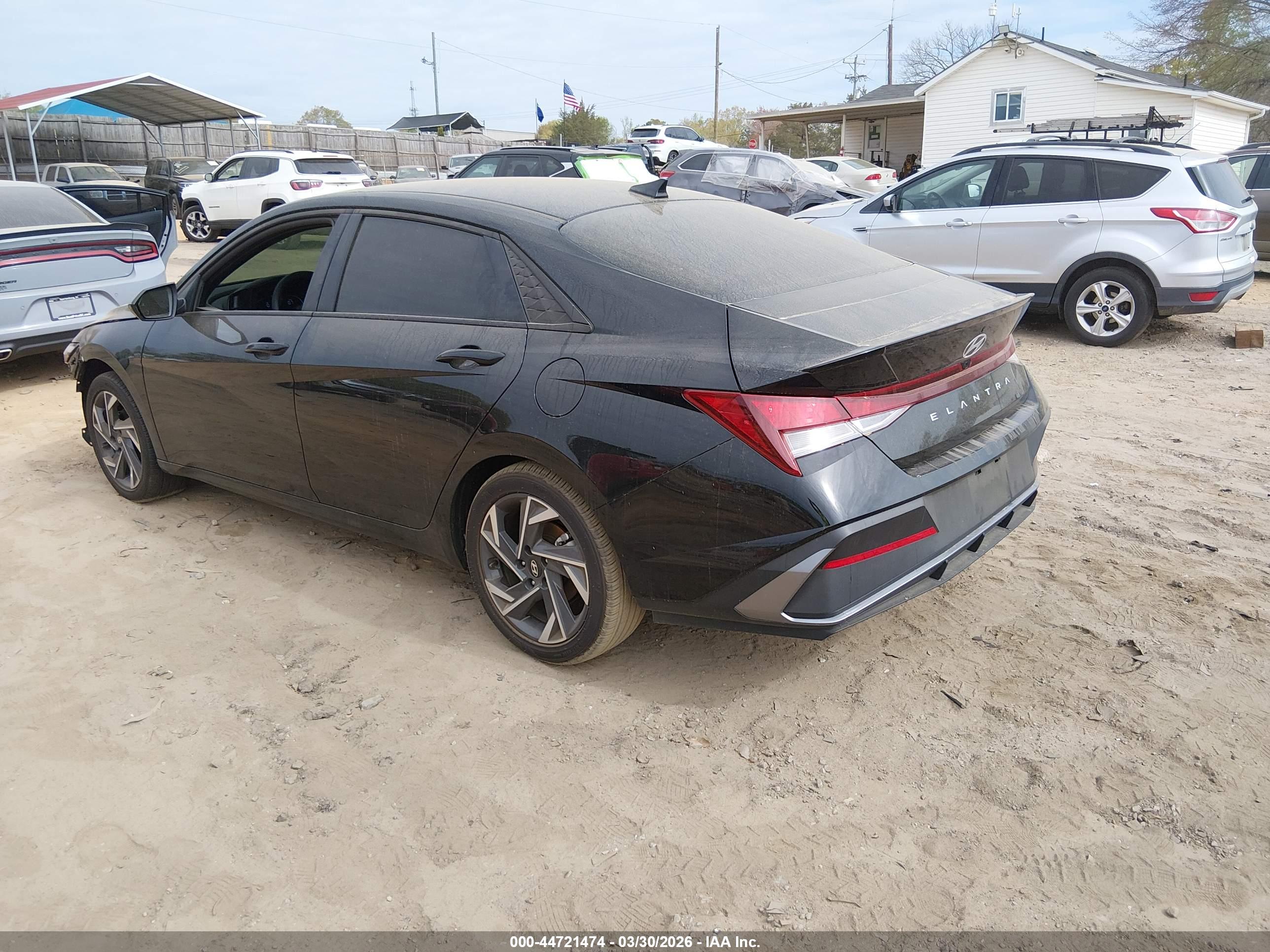 HYUNDAI ELANTRA image 3