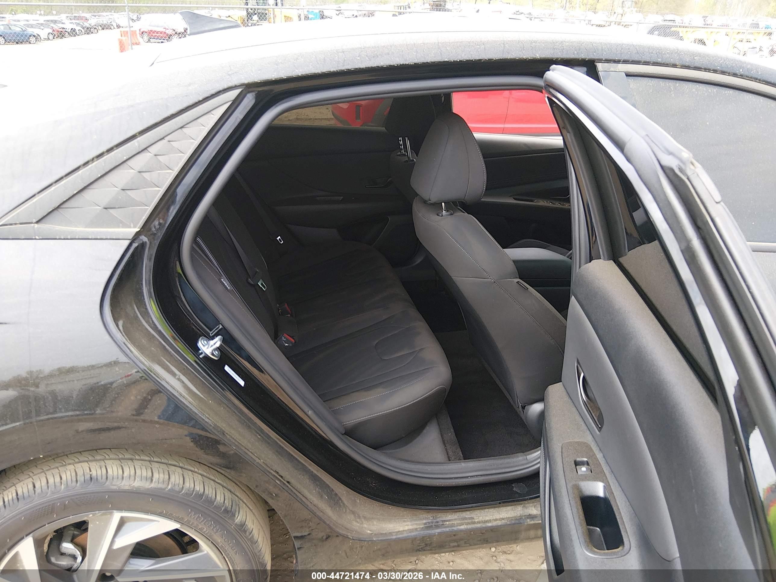 HYUNDAI ELANTRA image 8
