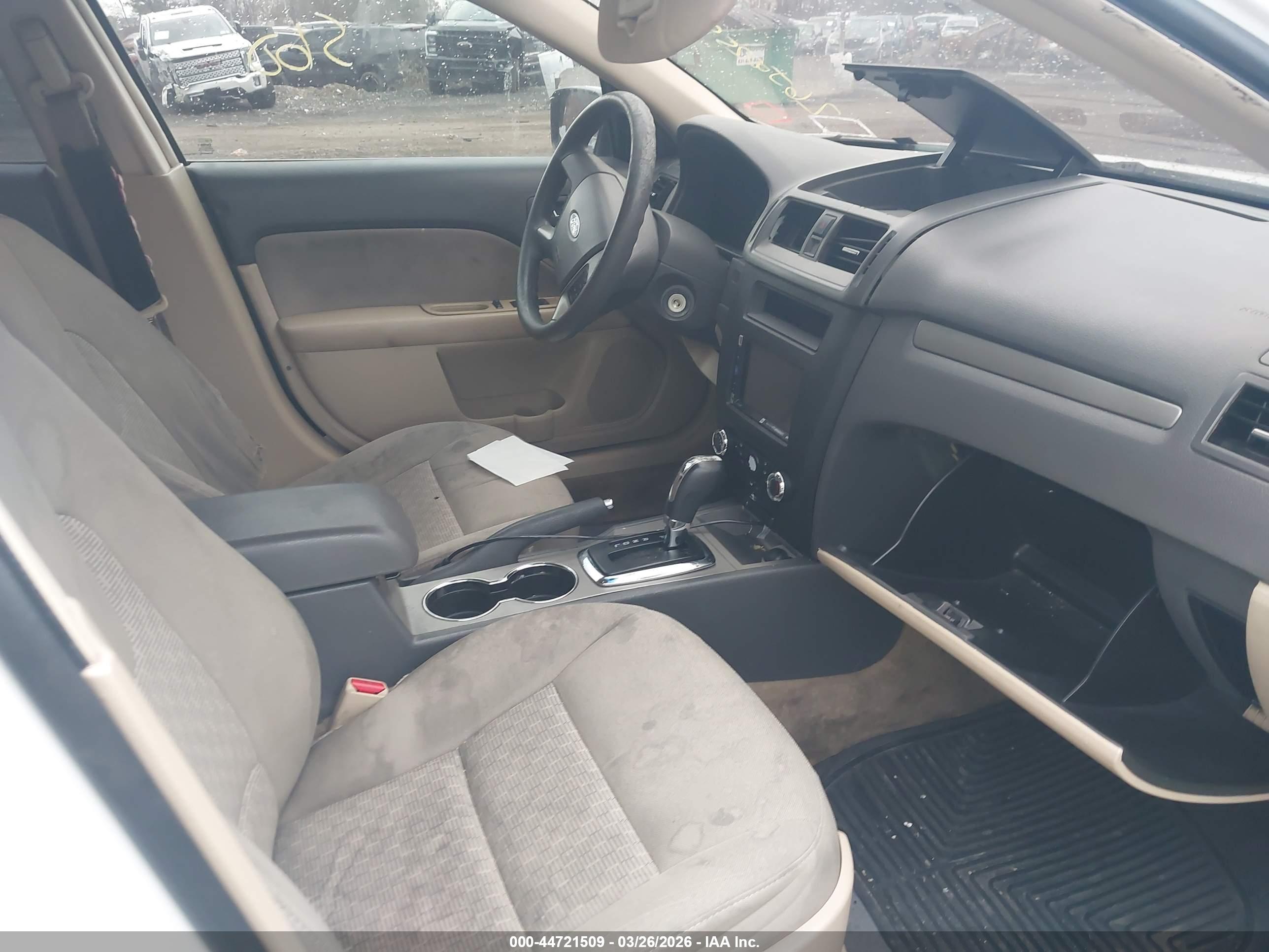 FORD FUSION image 5
