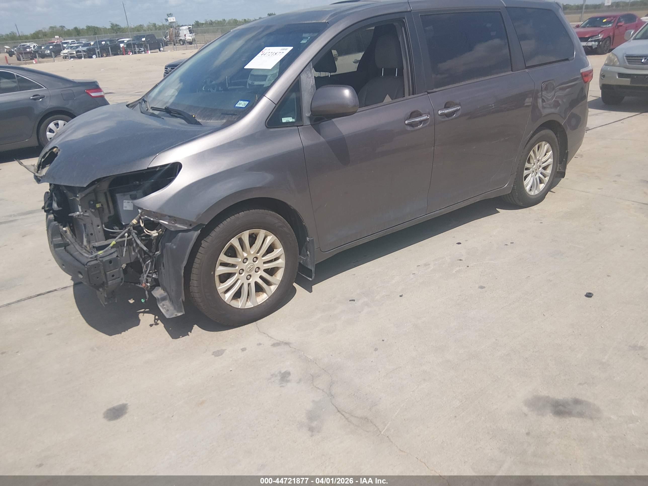 TOYOTA SIENNA image 2