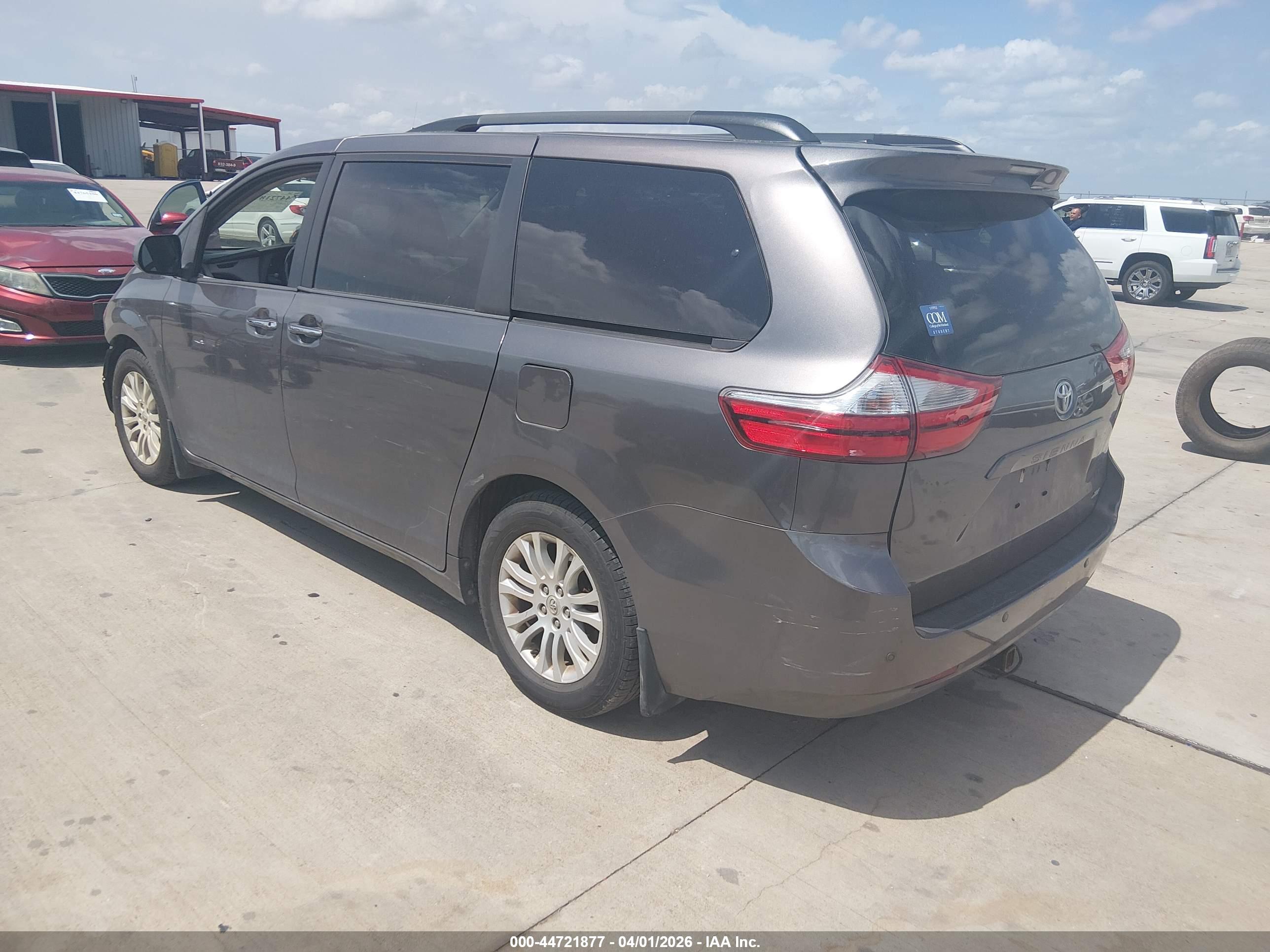 TOYOTA SIENNA image 3