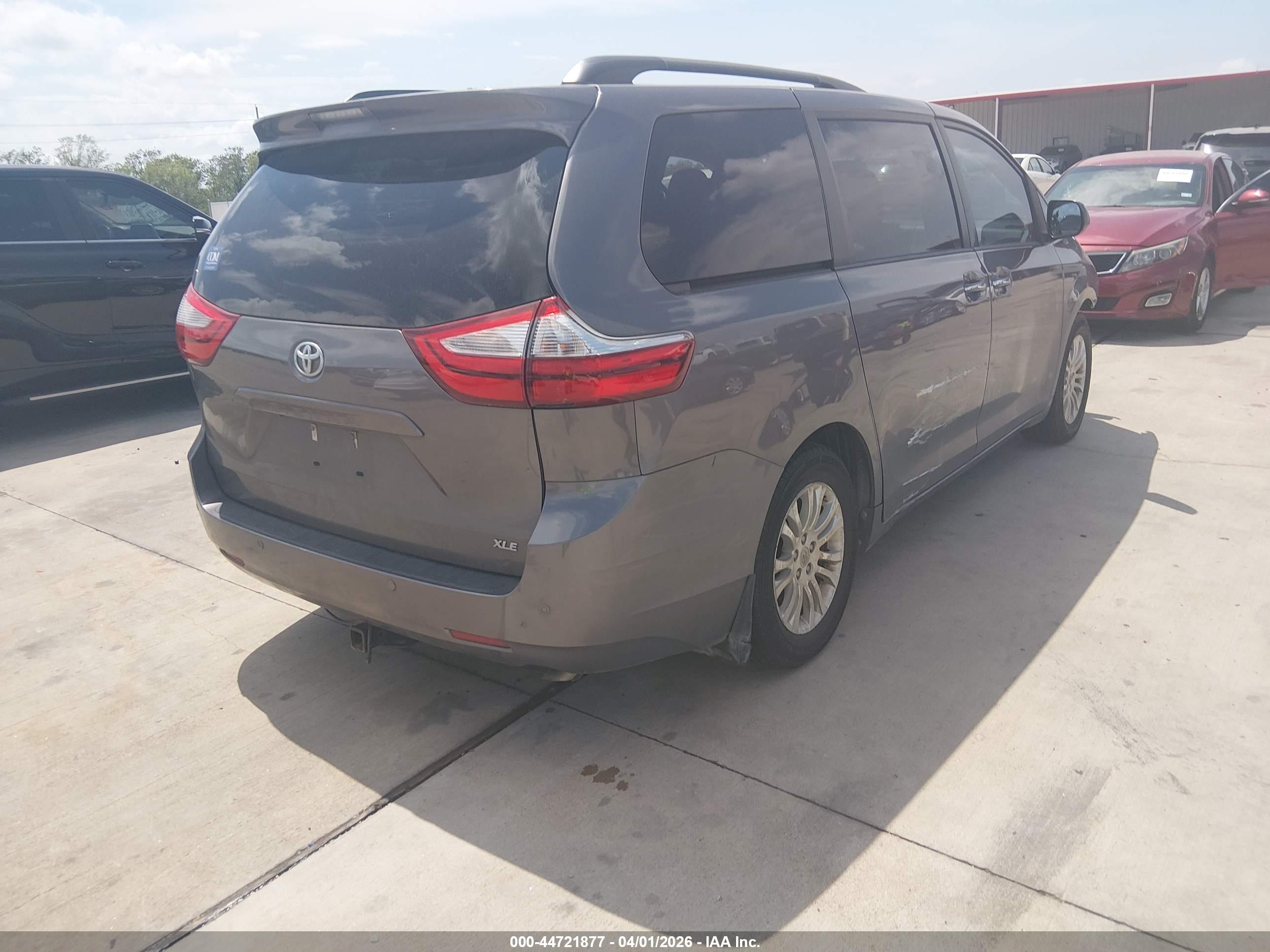 TOYOTA SIENNA image 4