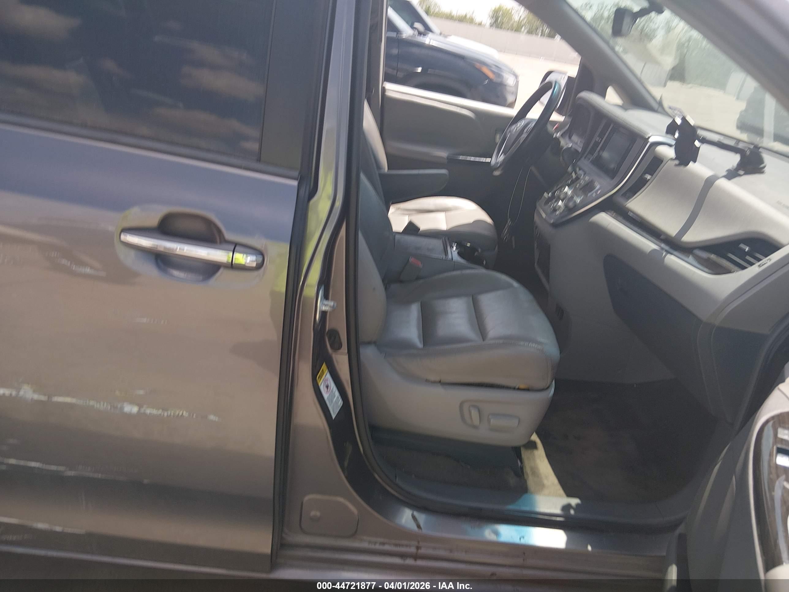 TOYOTA SIENNA image 5