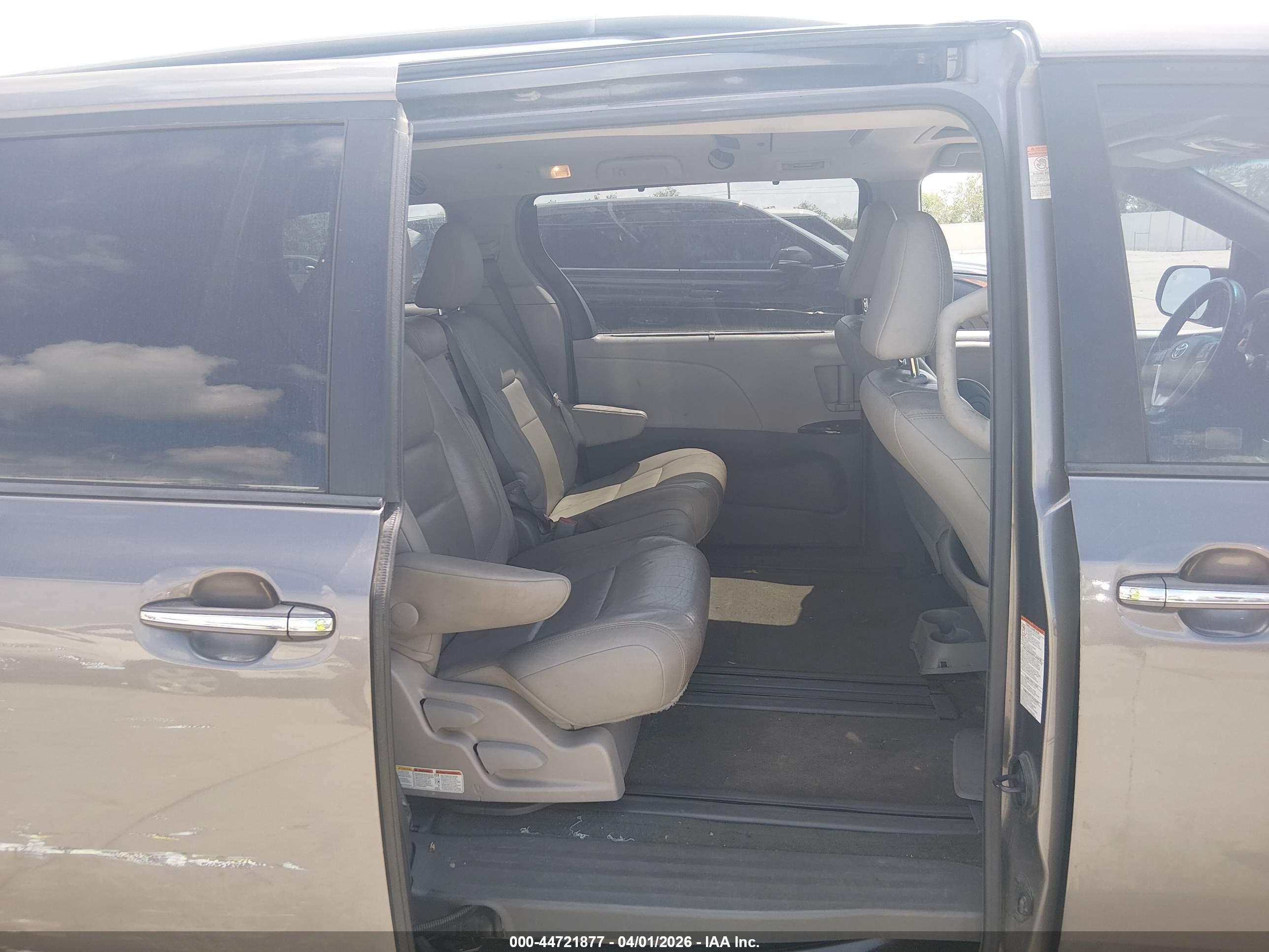 TOYOTA SIENNA image 8