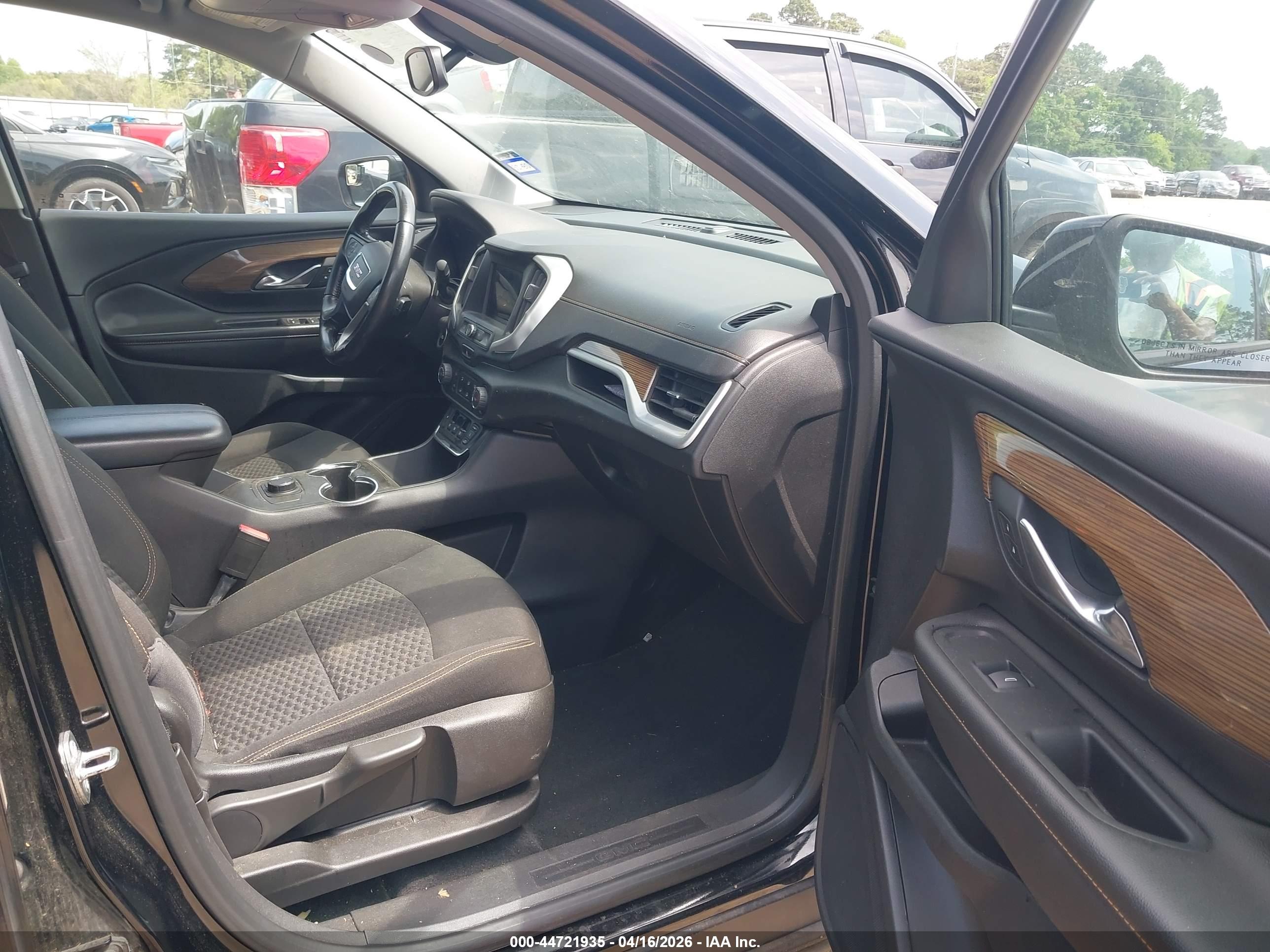 GMC TERRAIN image 5