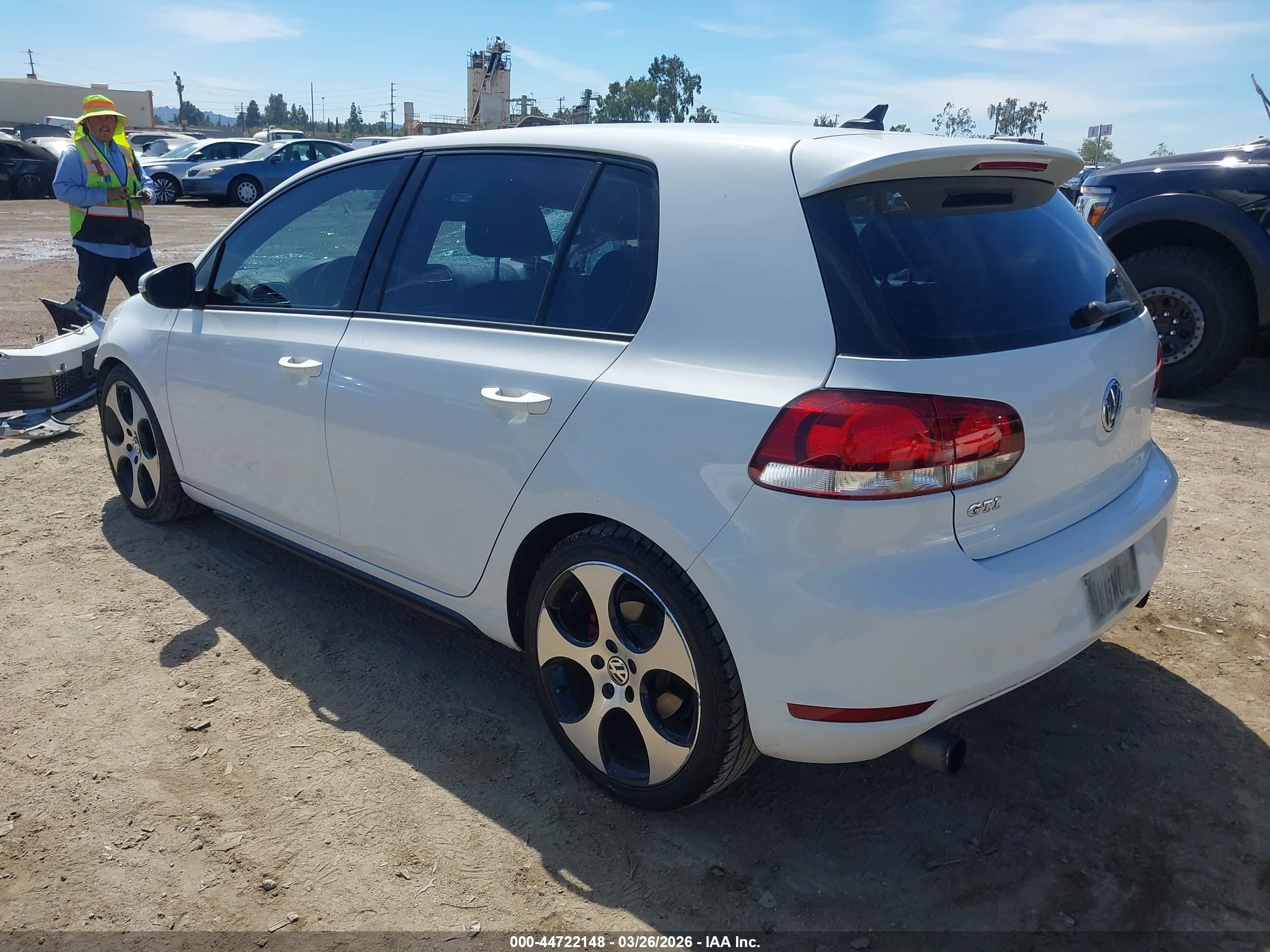 VOLKSWAGEN GTI image 3