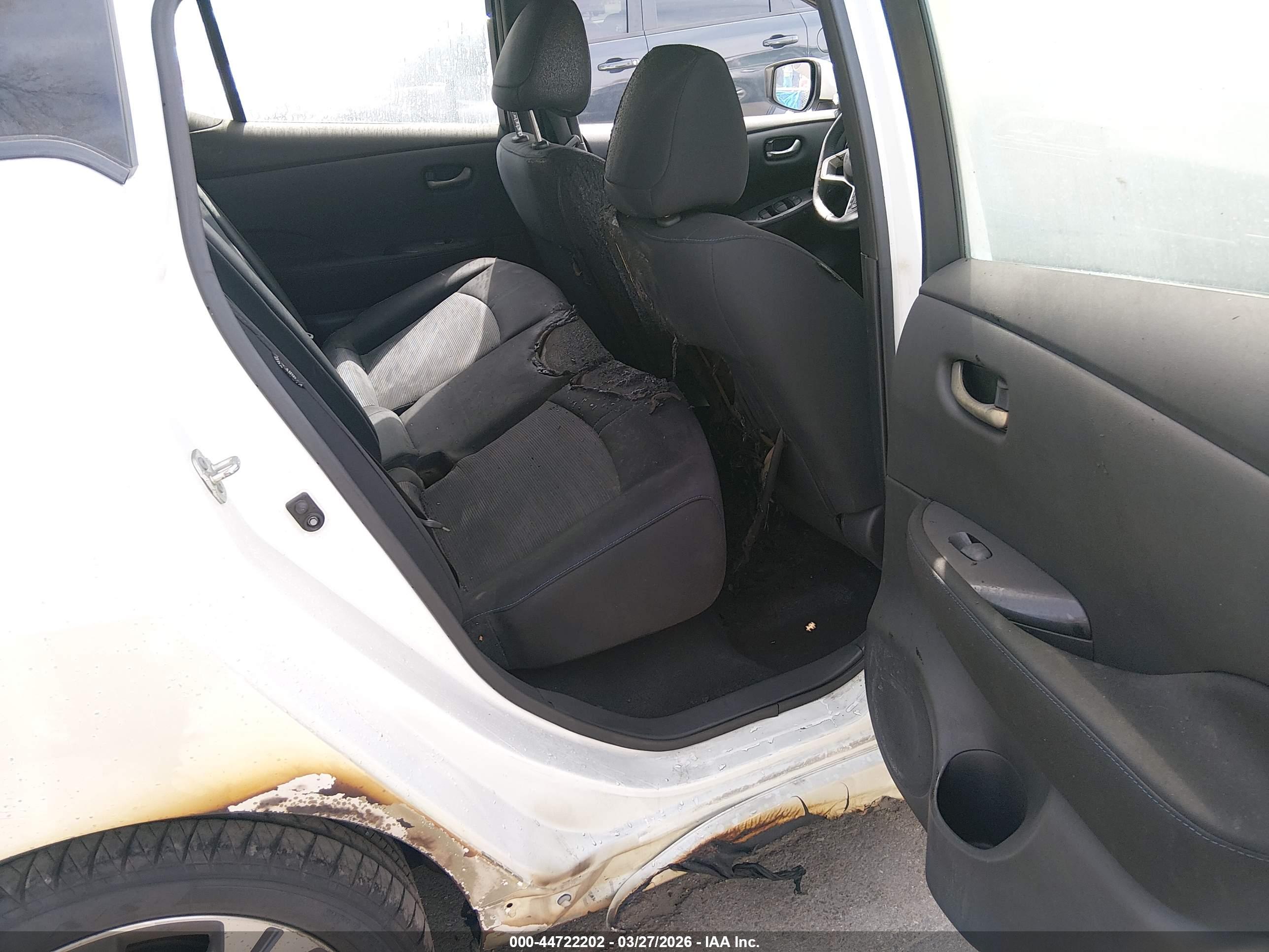 NISSAN LEAF image 8