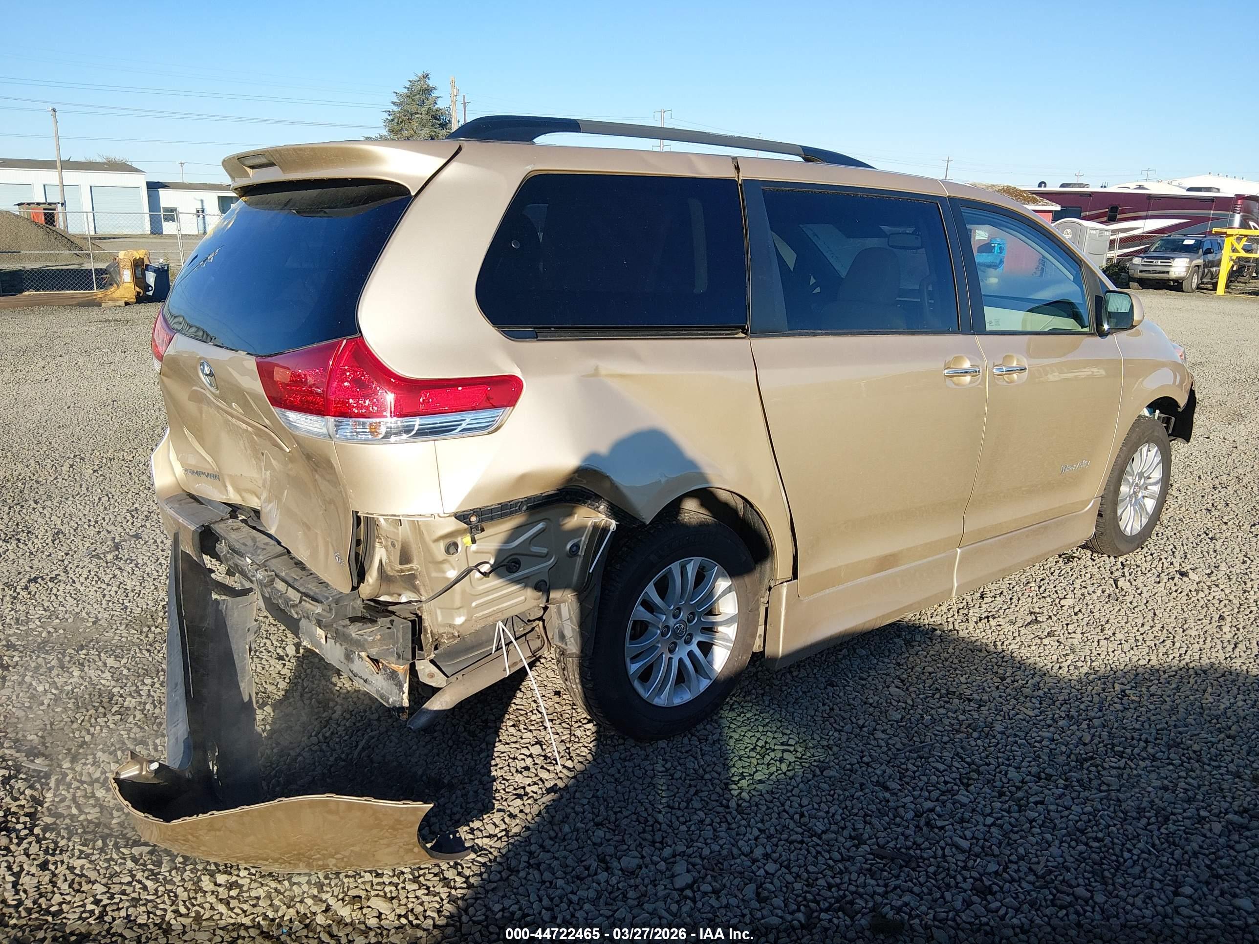 TOYOTA SIENNA image 4