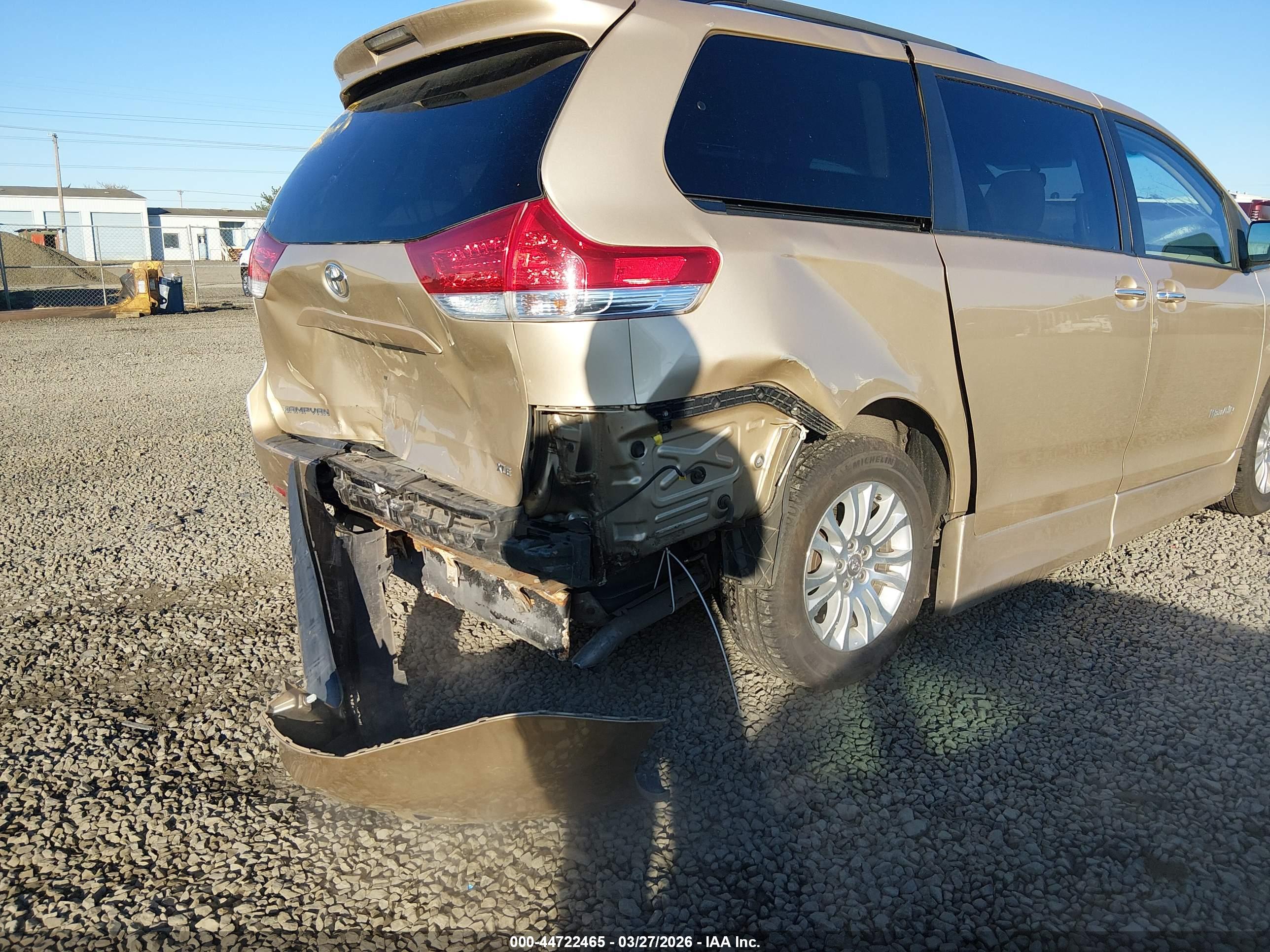TOYOTA SIENNA image 6
