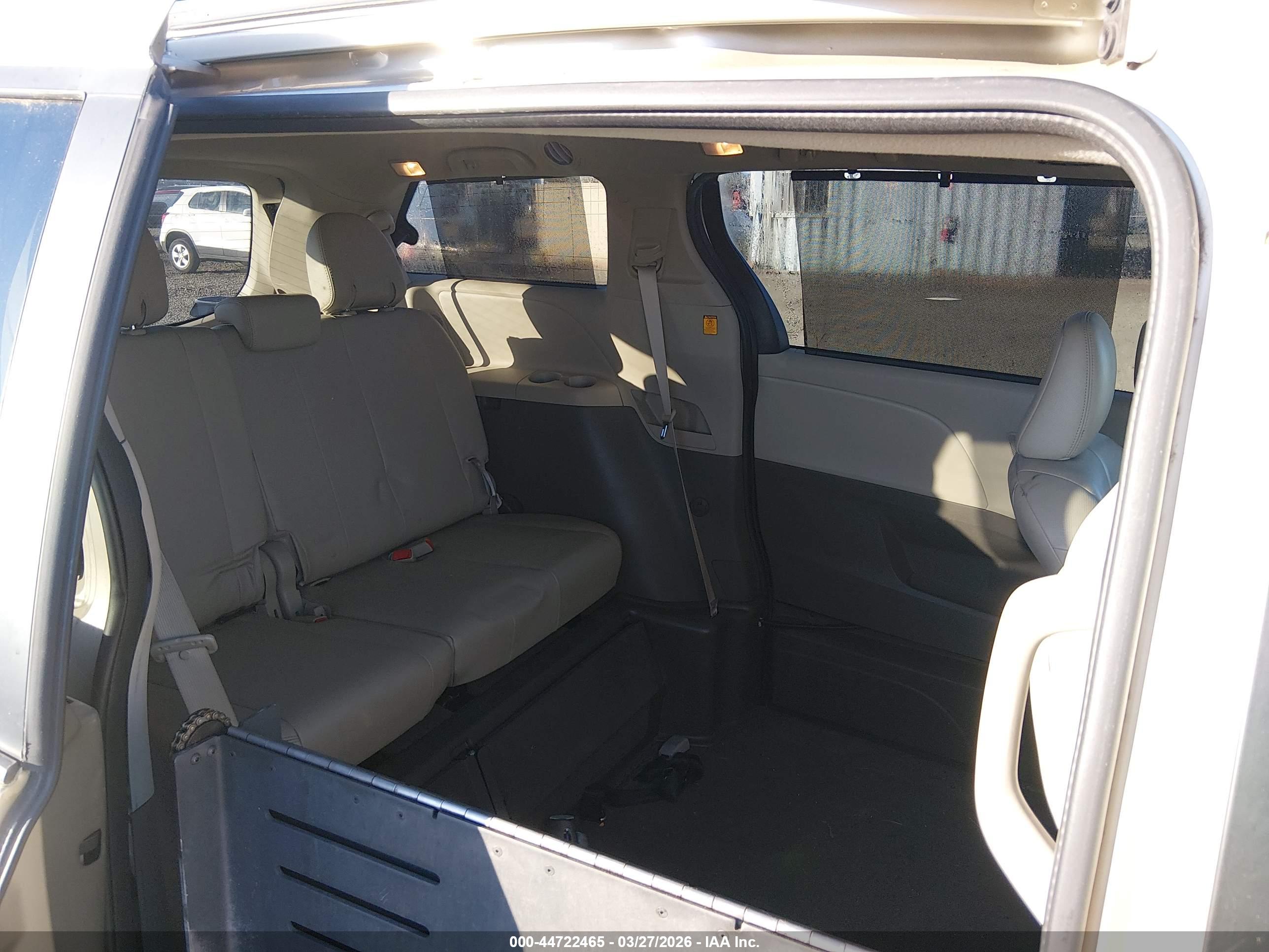 TOYOTA SIENNA image 8