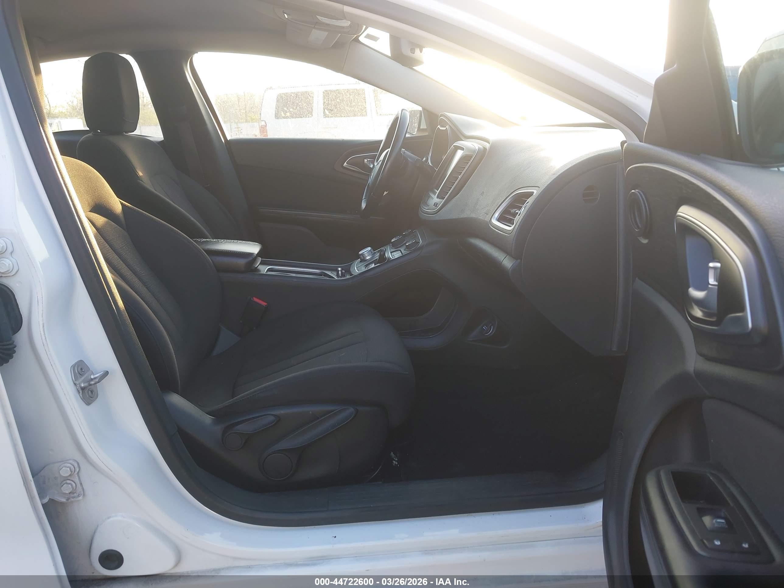 CHRYSLER 200 image 5
