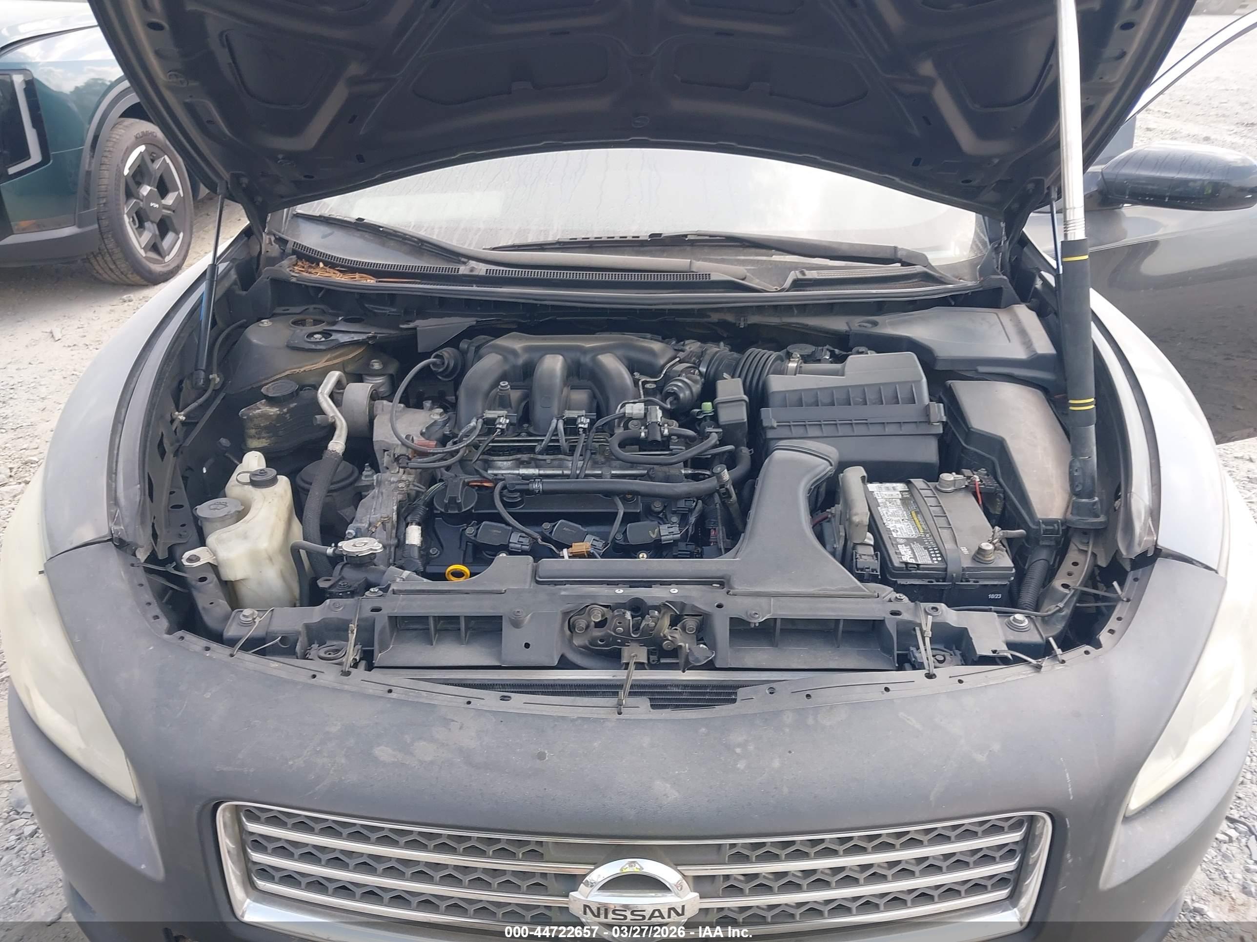 NISSAN MAXIMA image 10