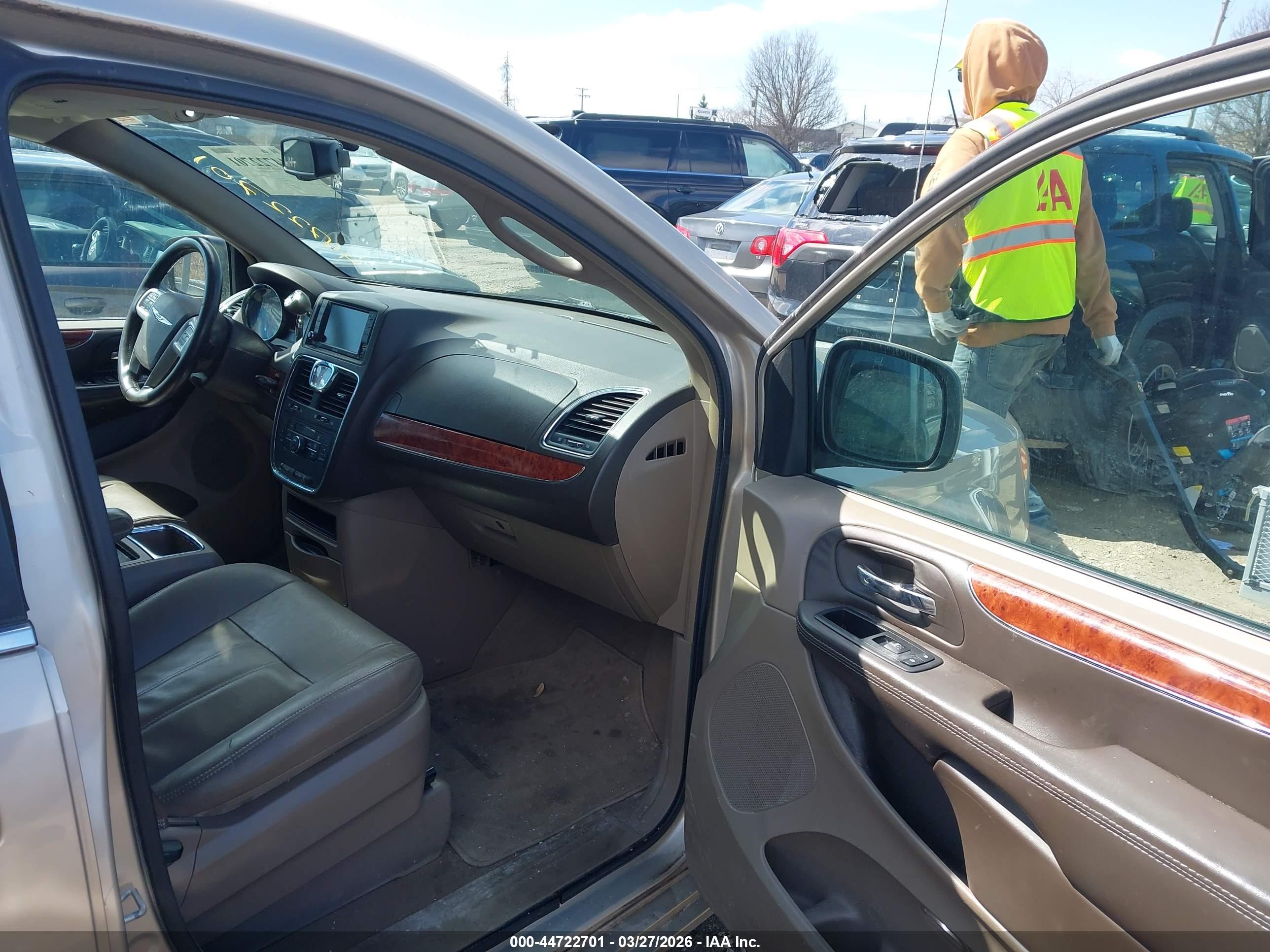 CHRYSLER TOWN image 5