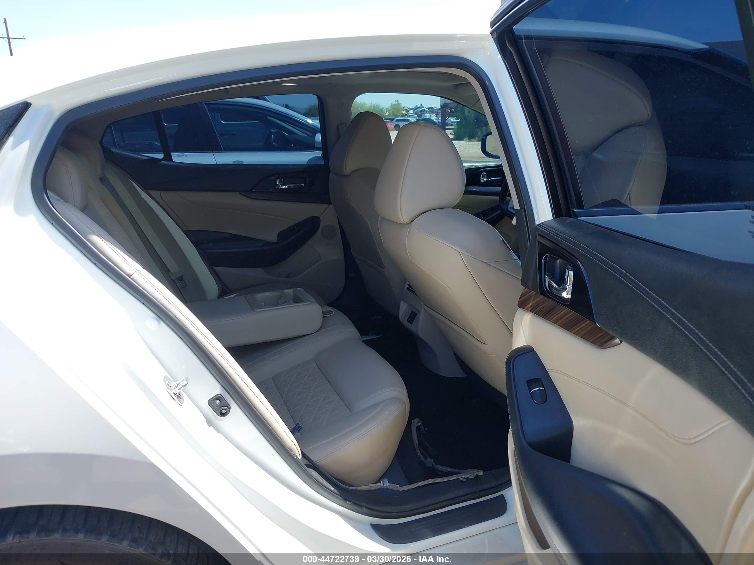 NISSAN MAXIMA image 8