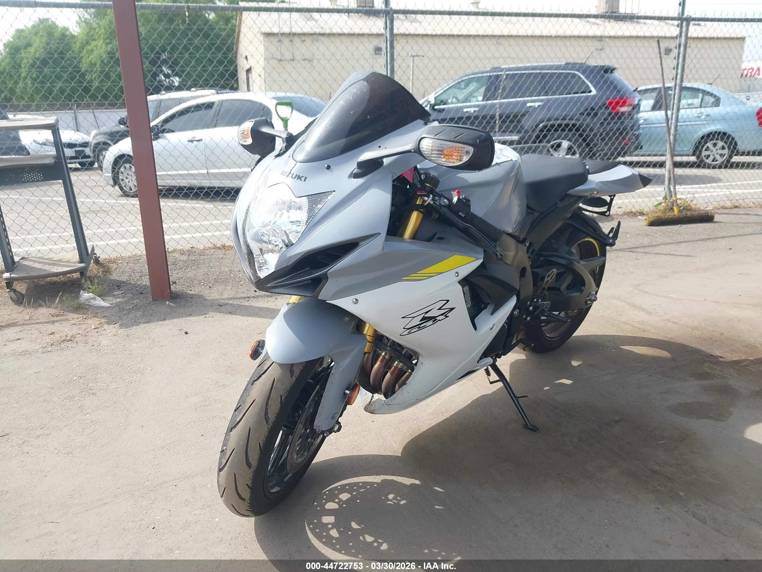 SUZUKI GSX-R750 image 2
