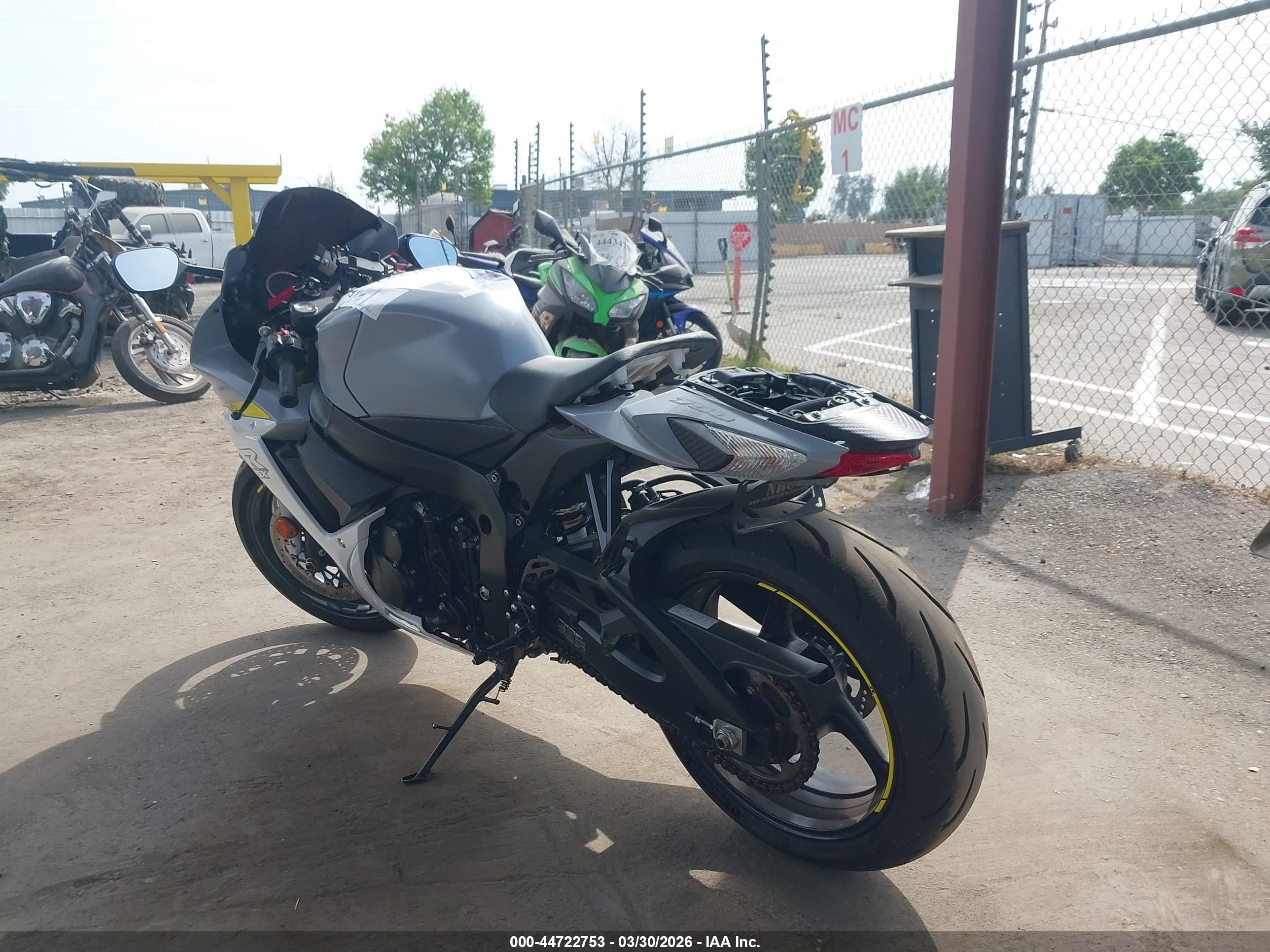SUZUKI GSX-R750 image 3