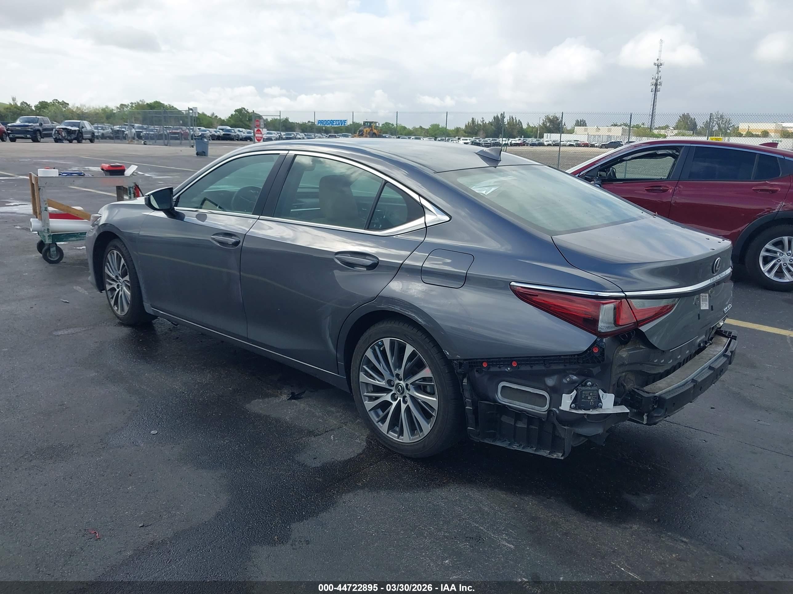 LEXUS ES image 3