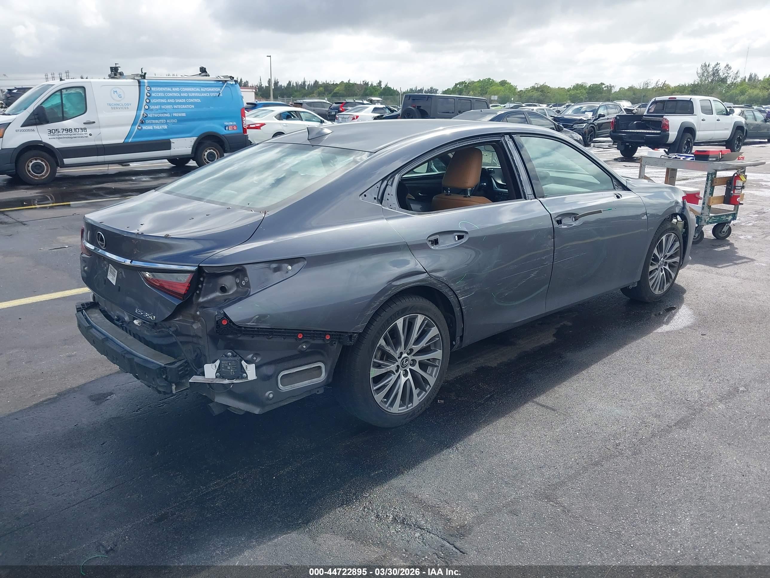 LEXUS ES image 4