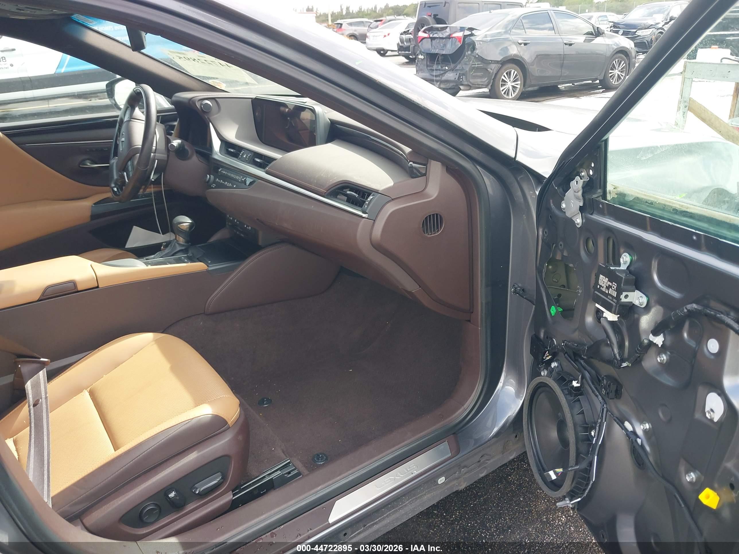LEXUS ES image 5