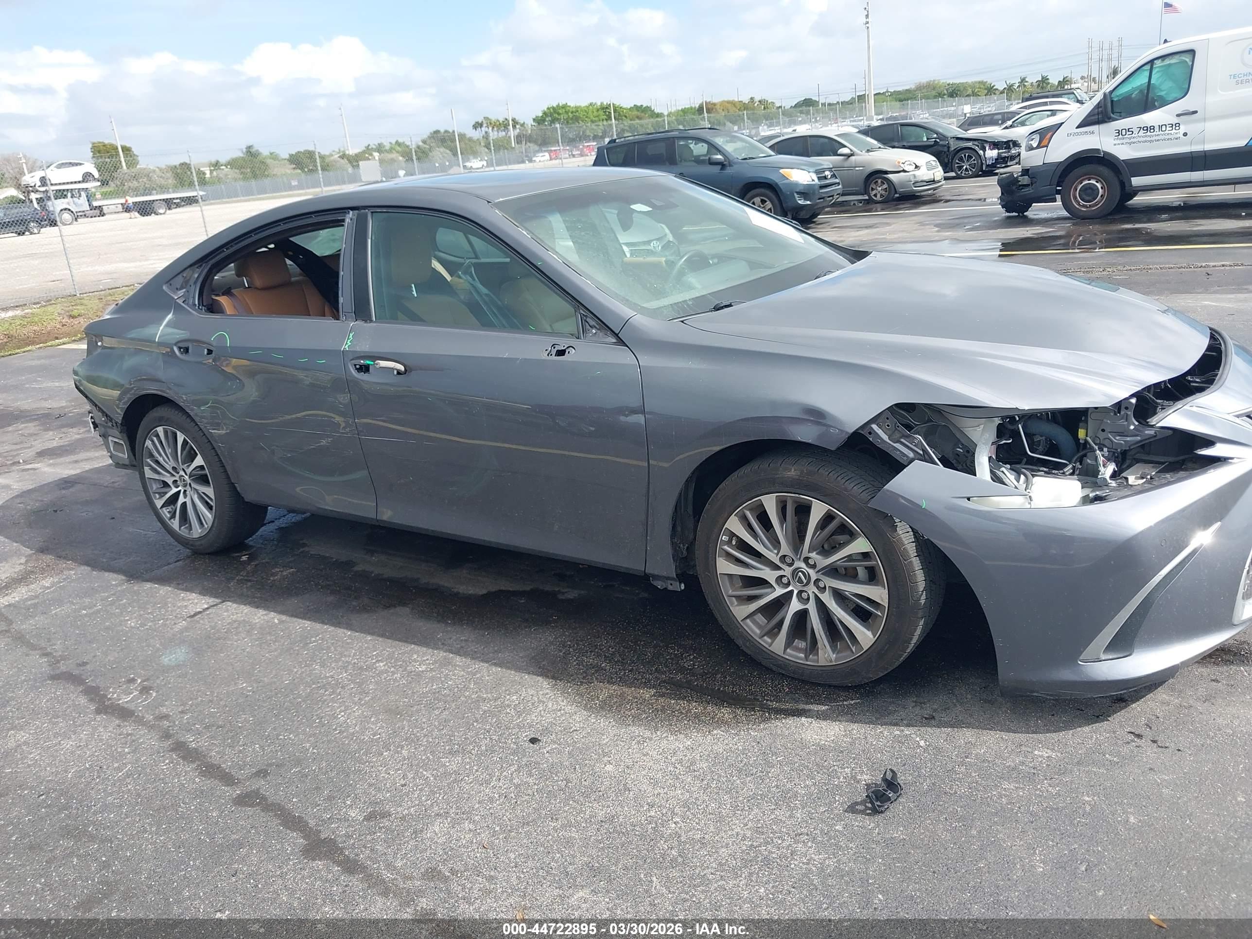 LEXUS ES image 6