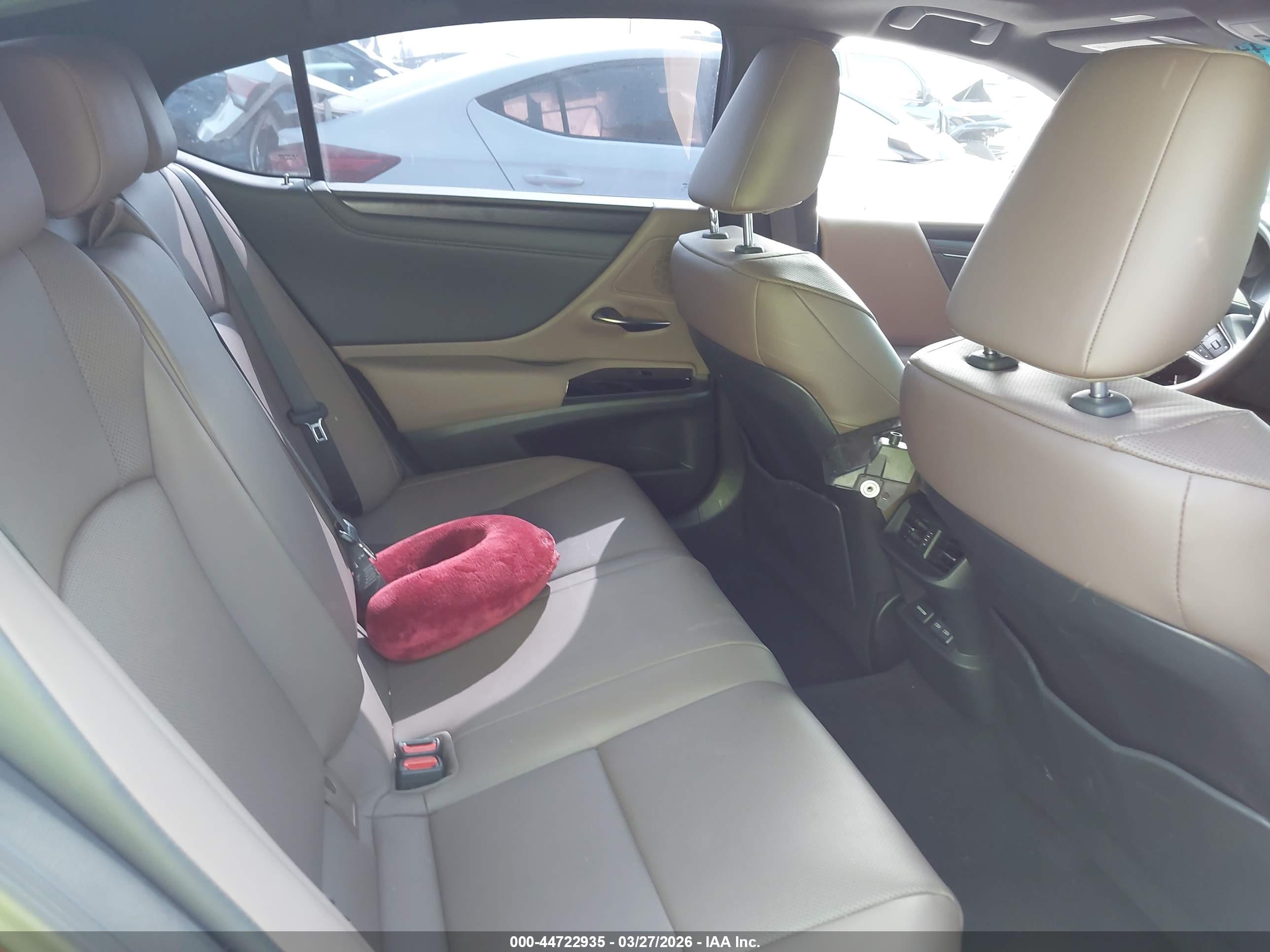 LEXUS ES image 8
