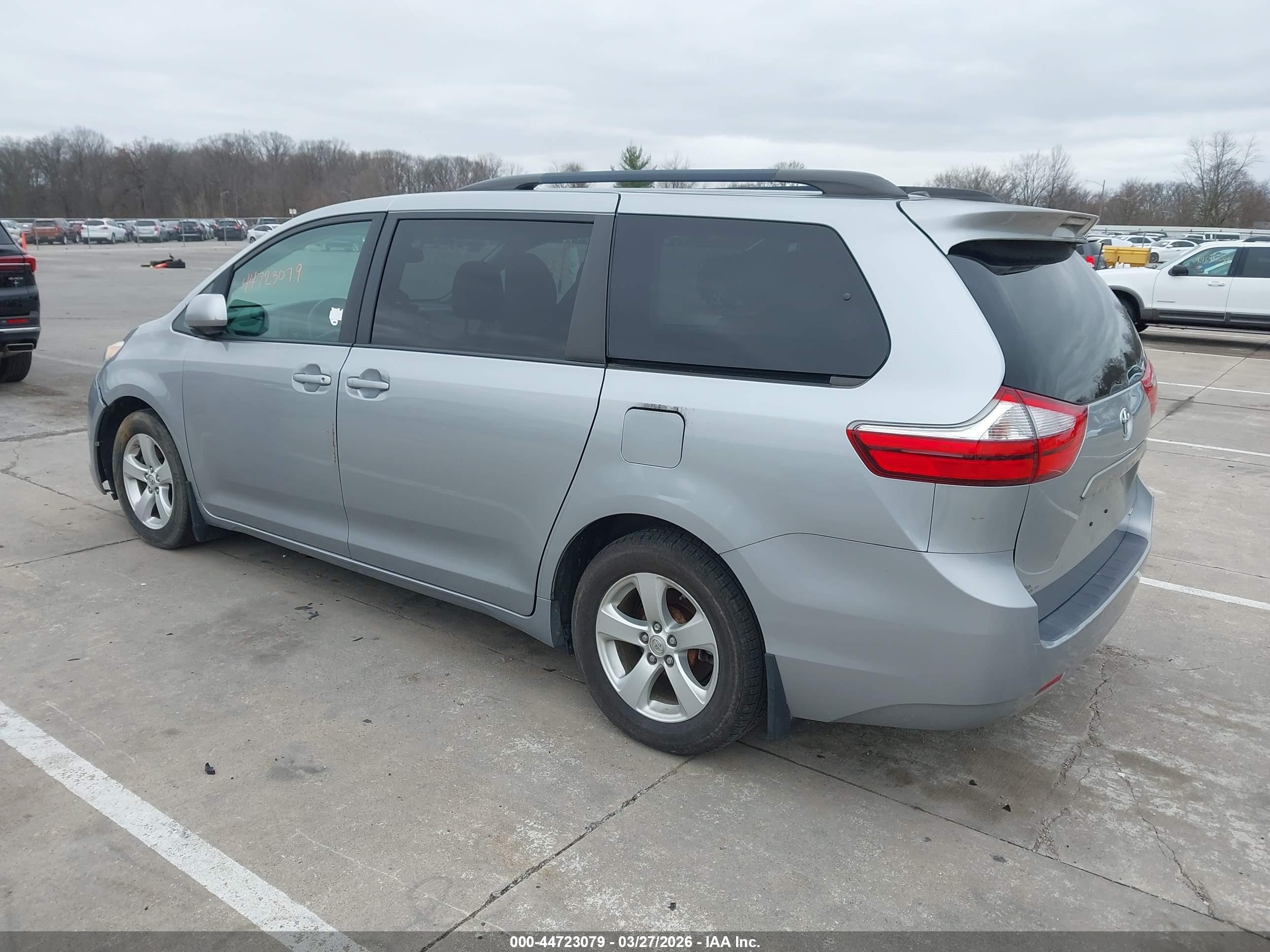 TOYOTA SIENNA image 3
