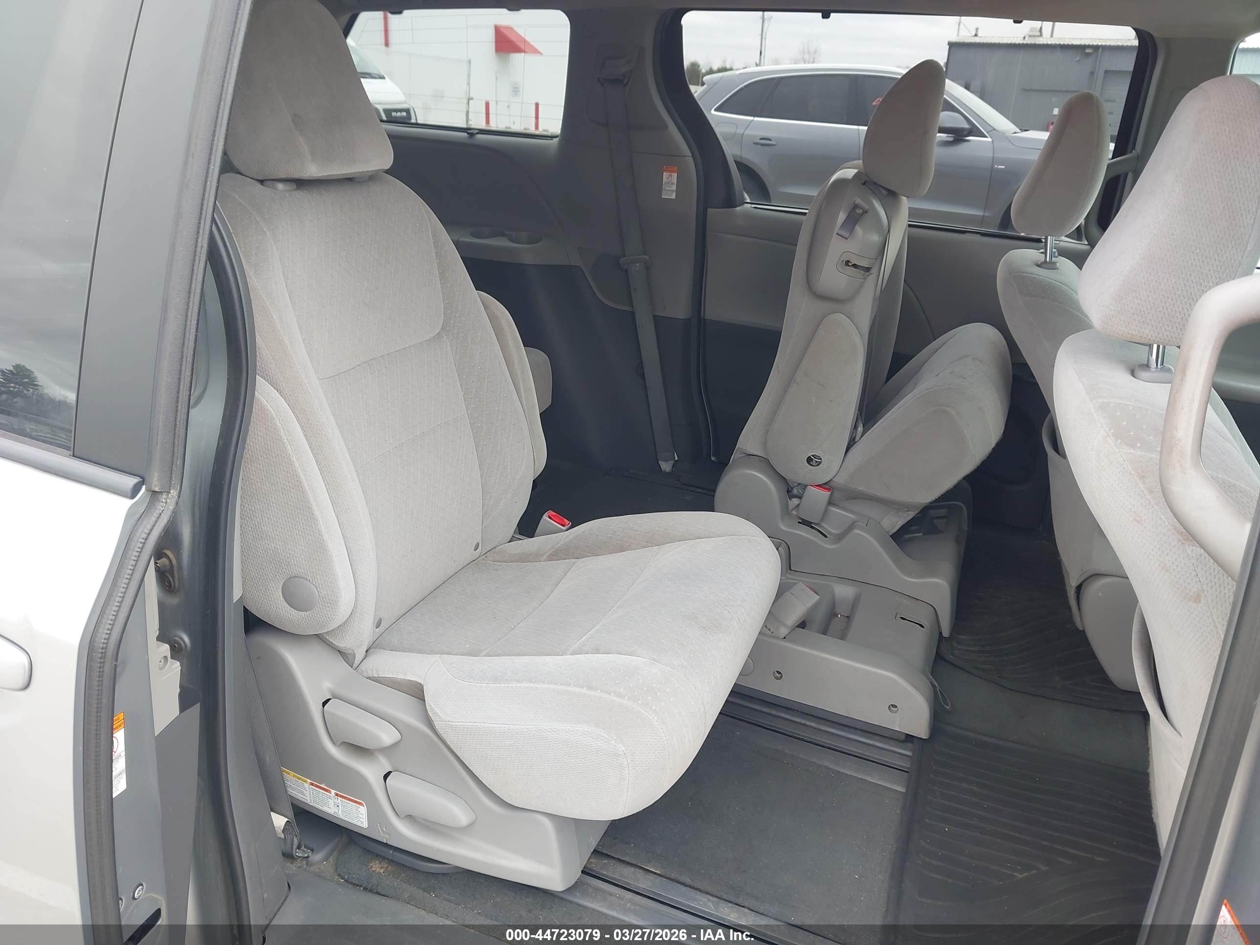 TOYOTA SIENNA image 8