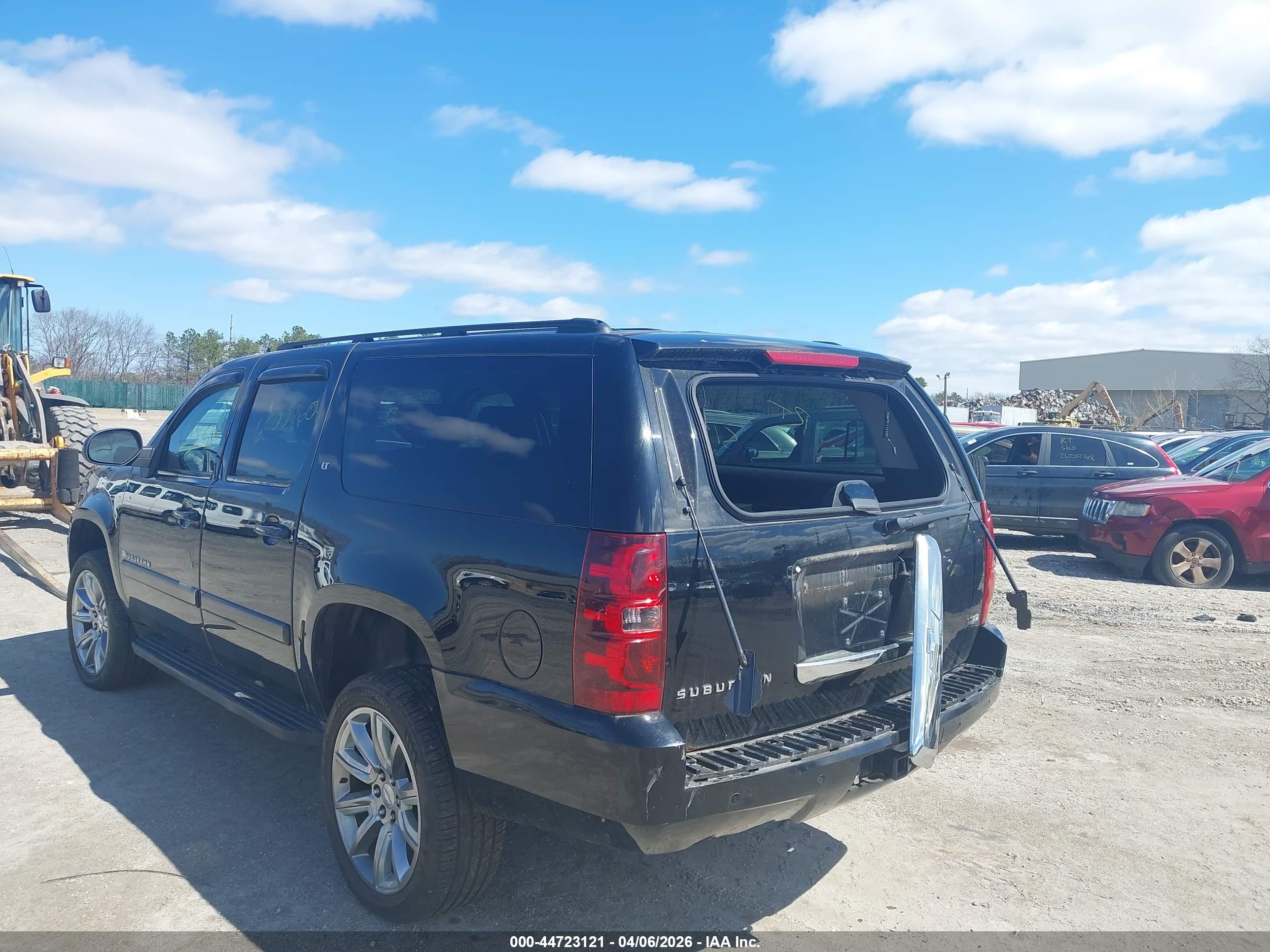 CHEVROLET SUBURBAN image 3