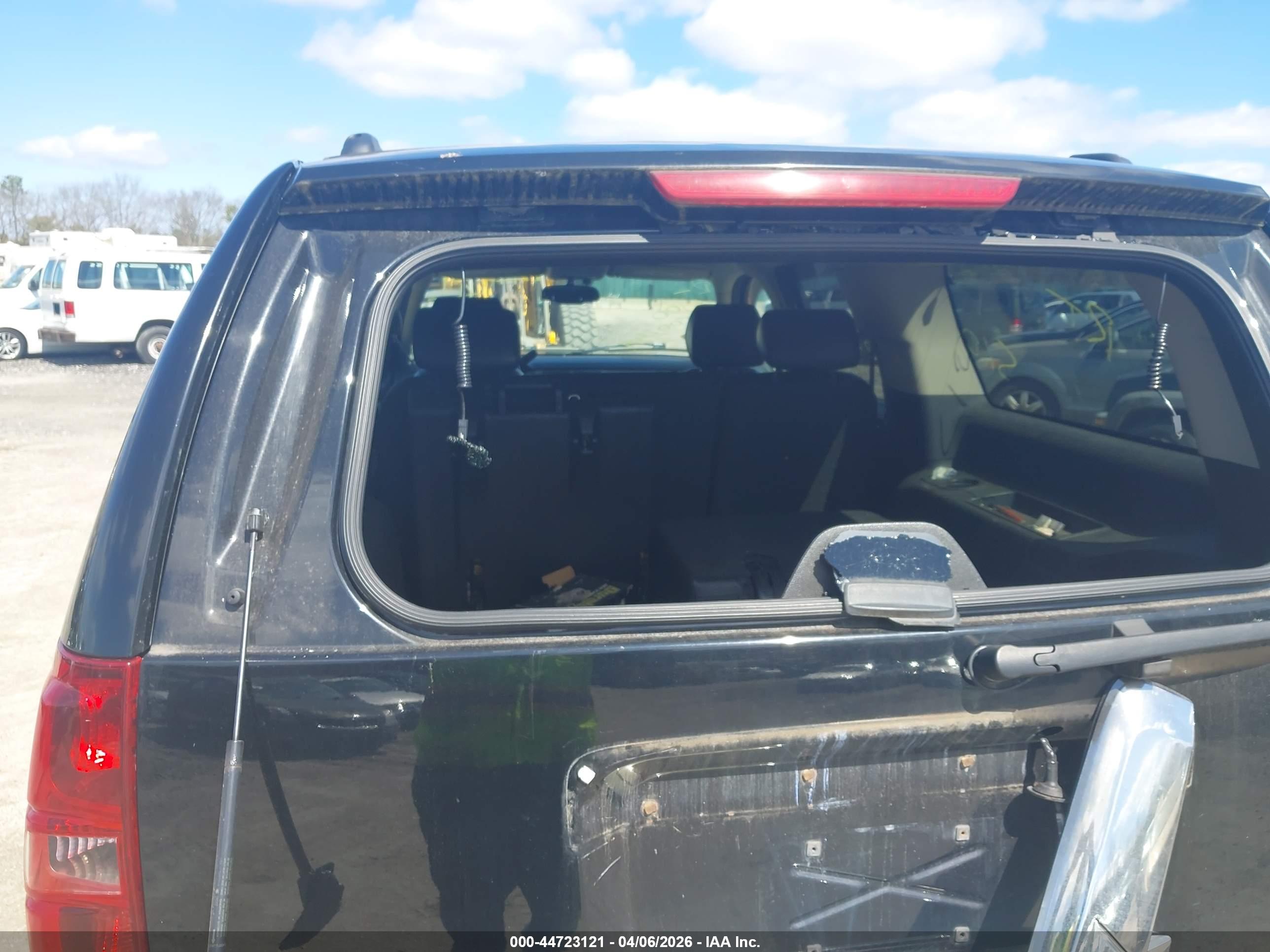CHEVROLET SUBURBAN image 6
