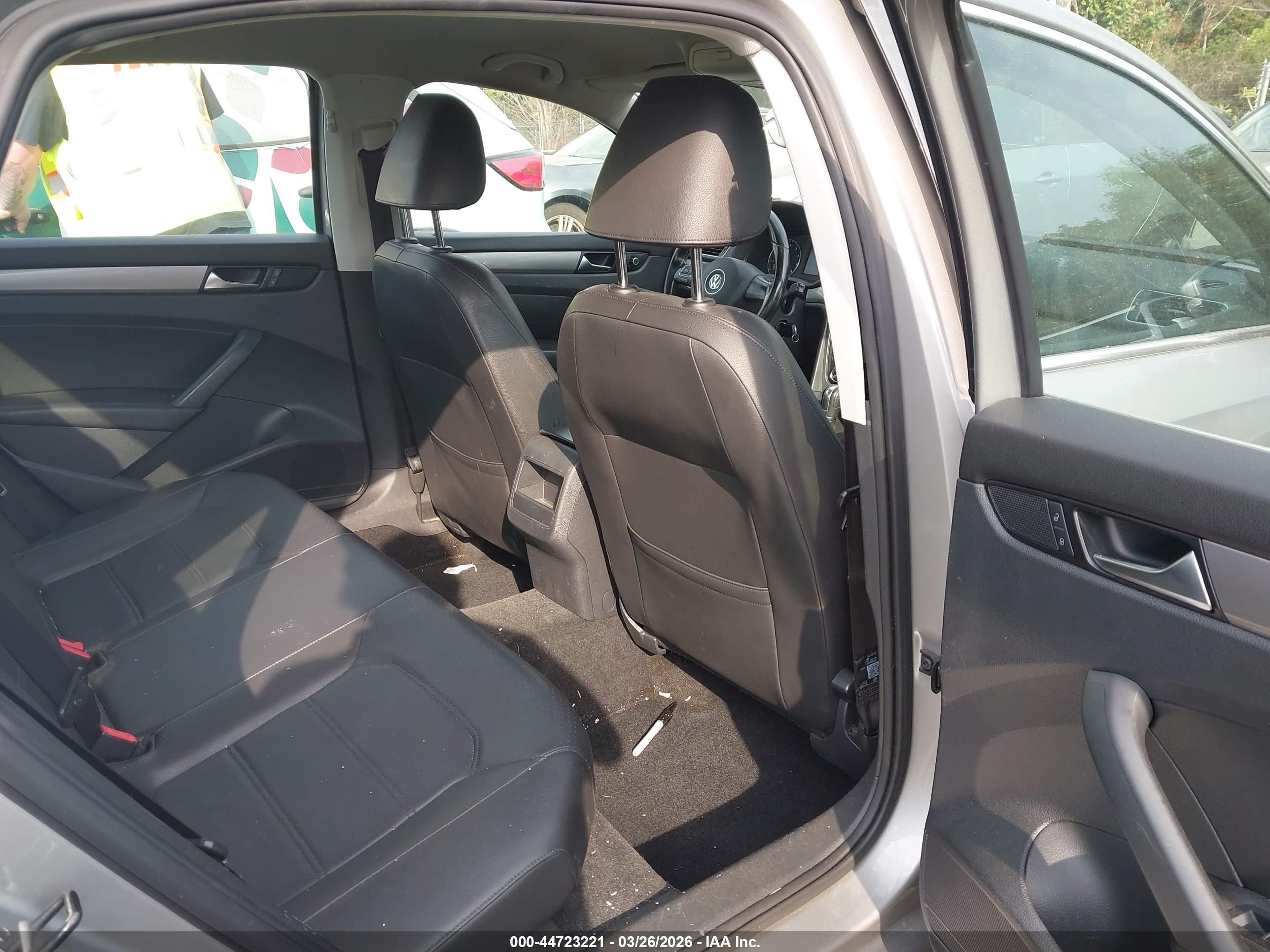 VOLKSWAGEN PASSAT image 8