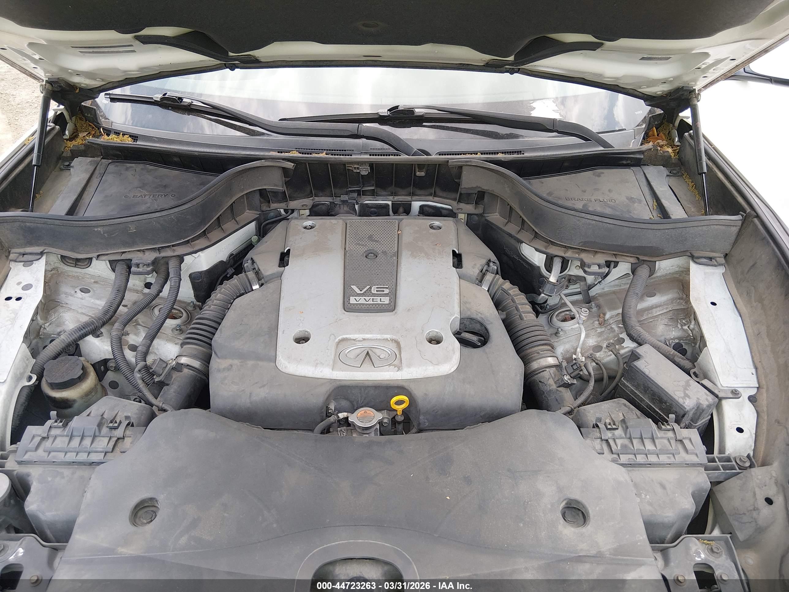 INFINITI QX70 image 10