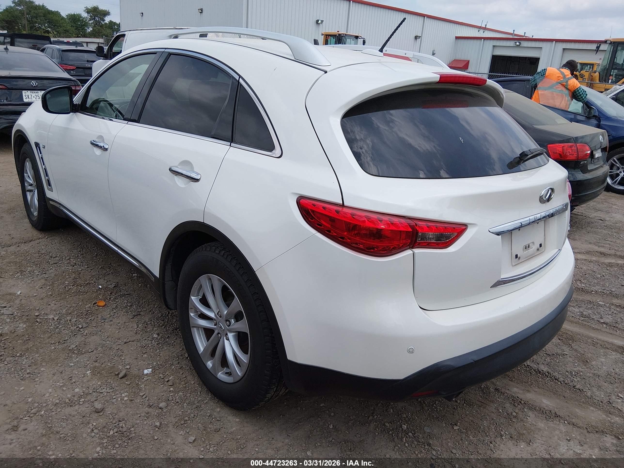 INFINITI QX70 image 3