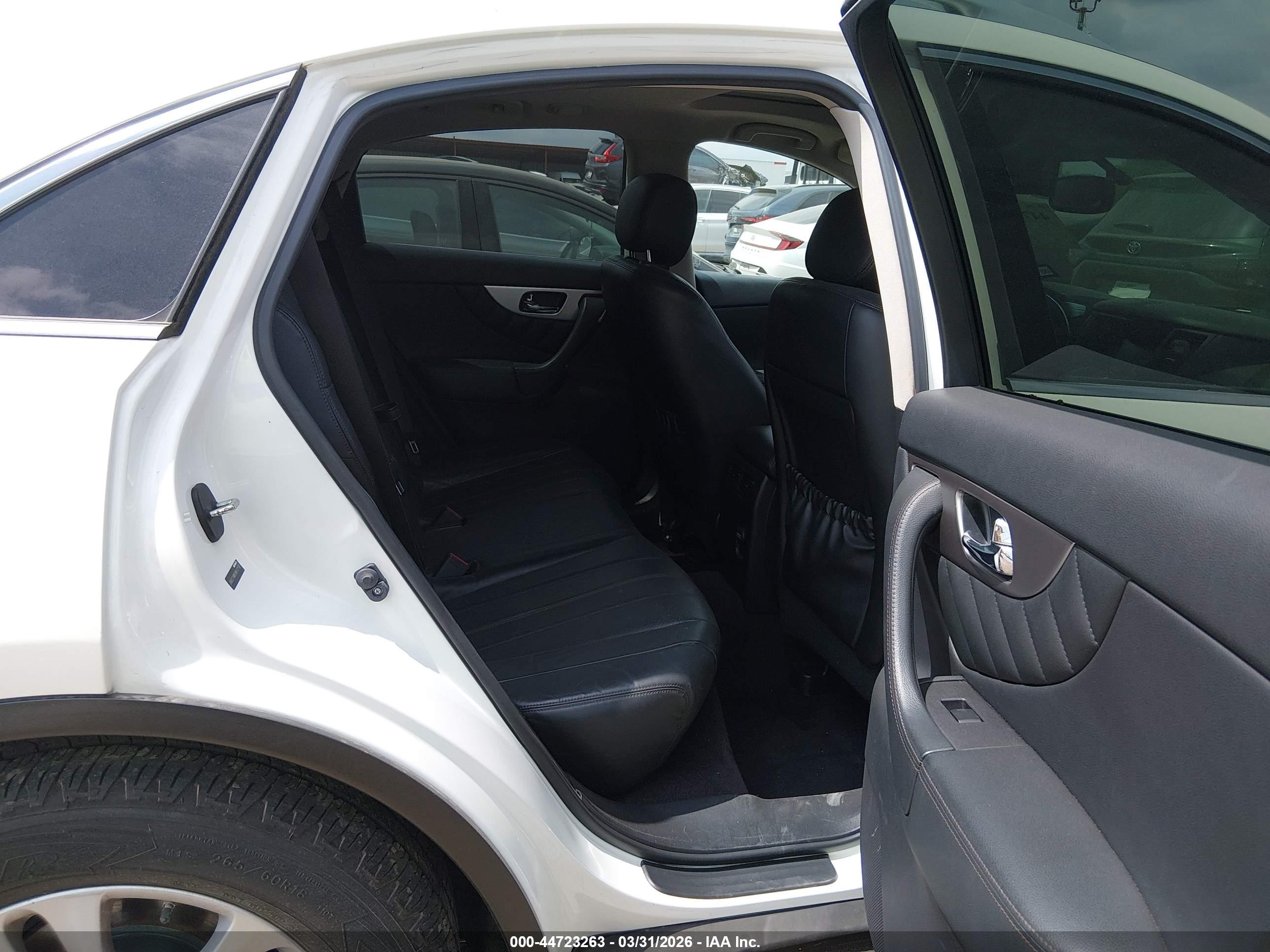 INFINITI QX70 image 8
