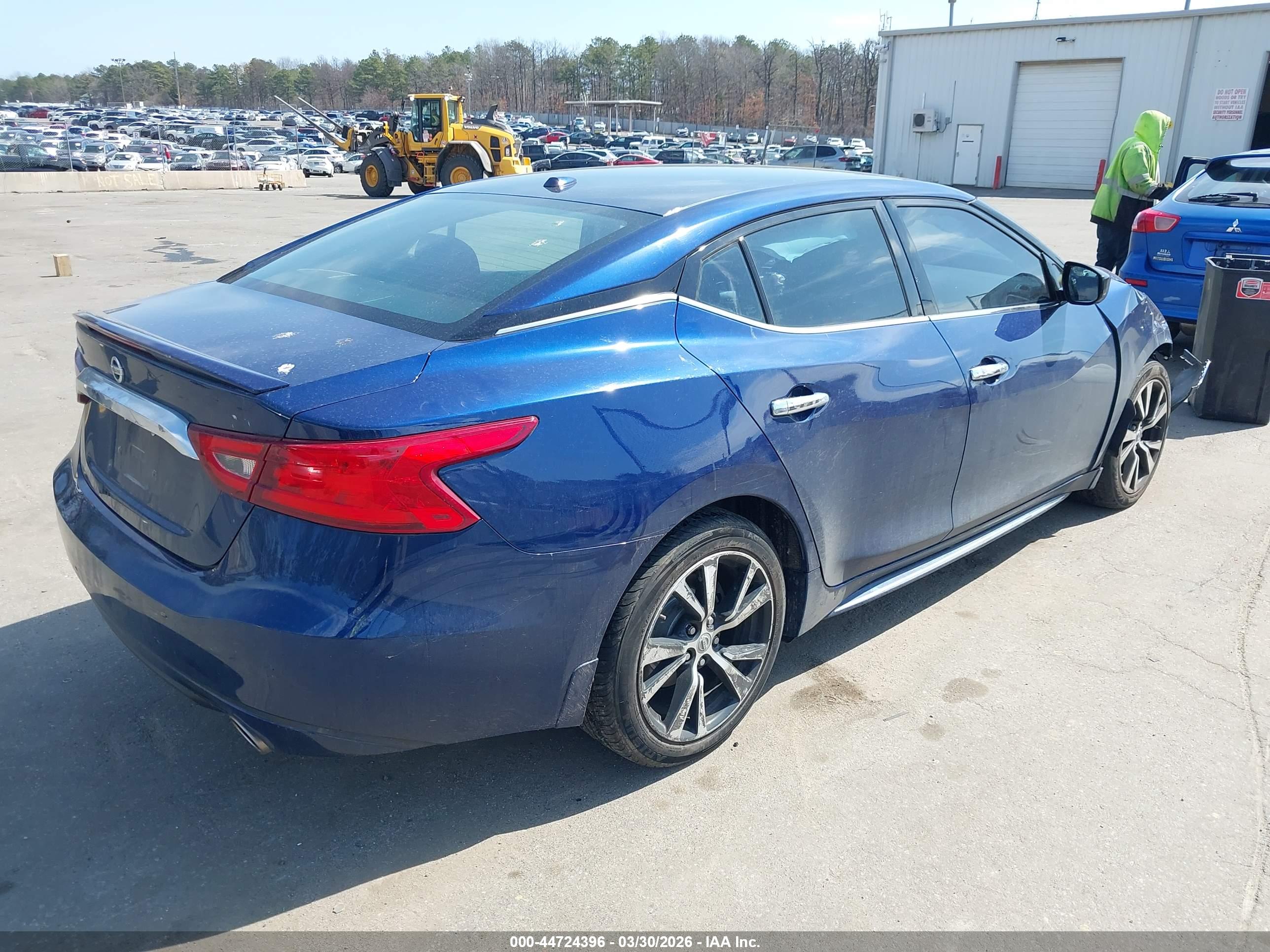 NISSAN MAXIMA image 4