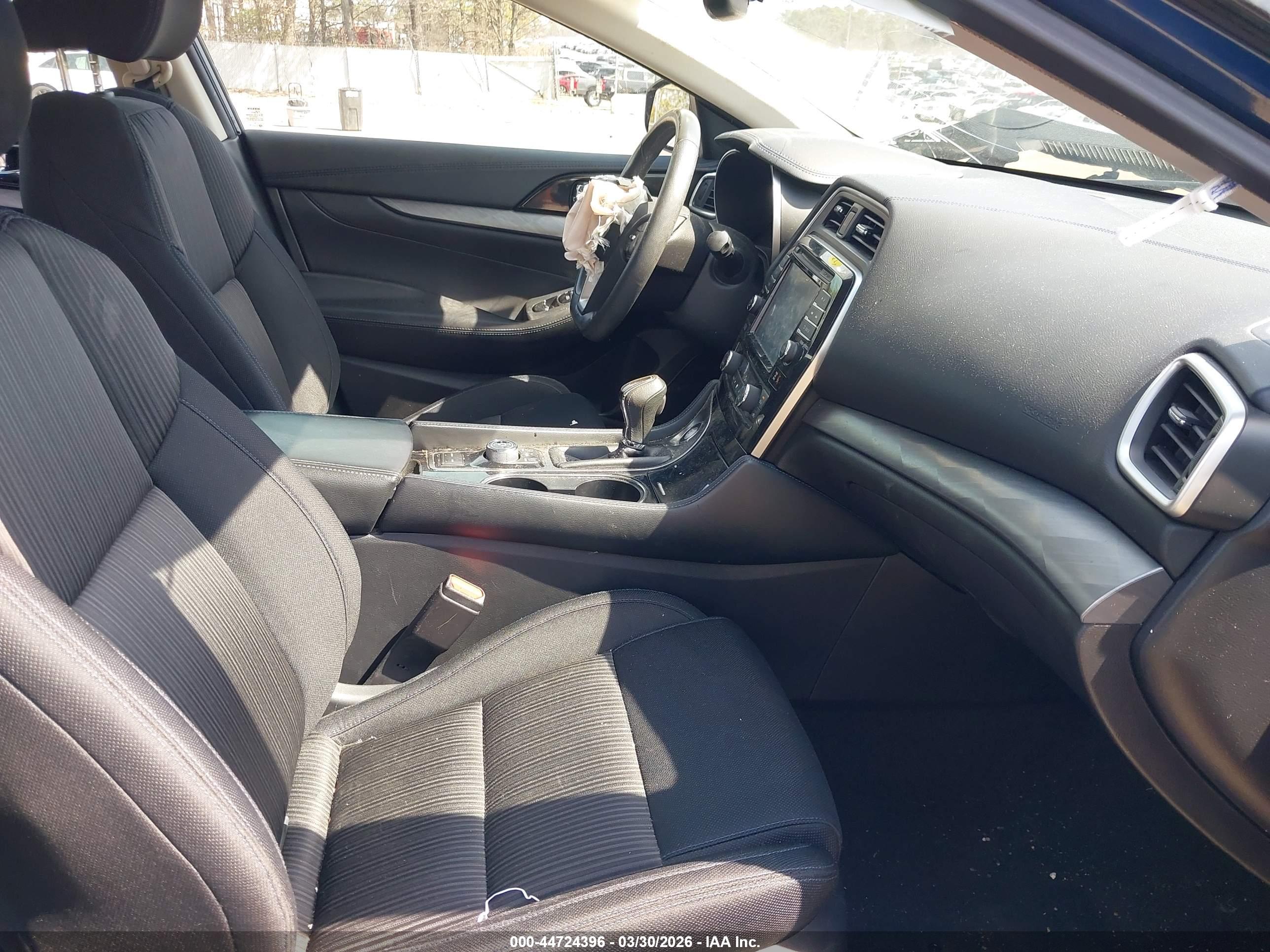 NISSAN MAXIMA image 5