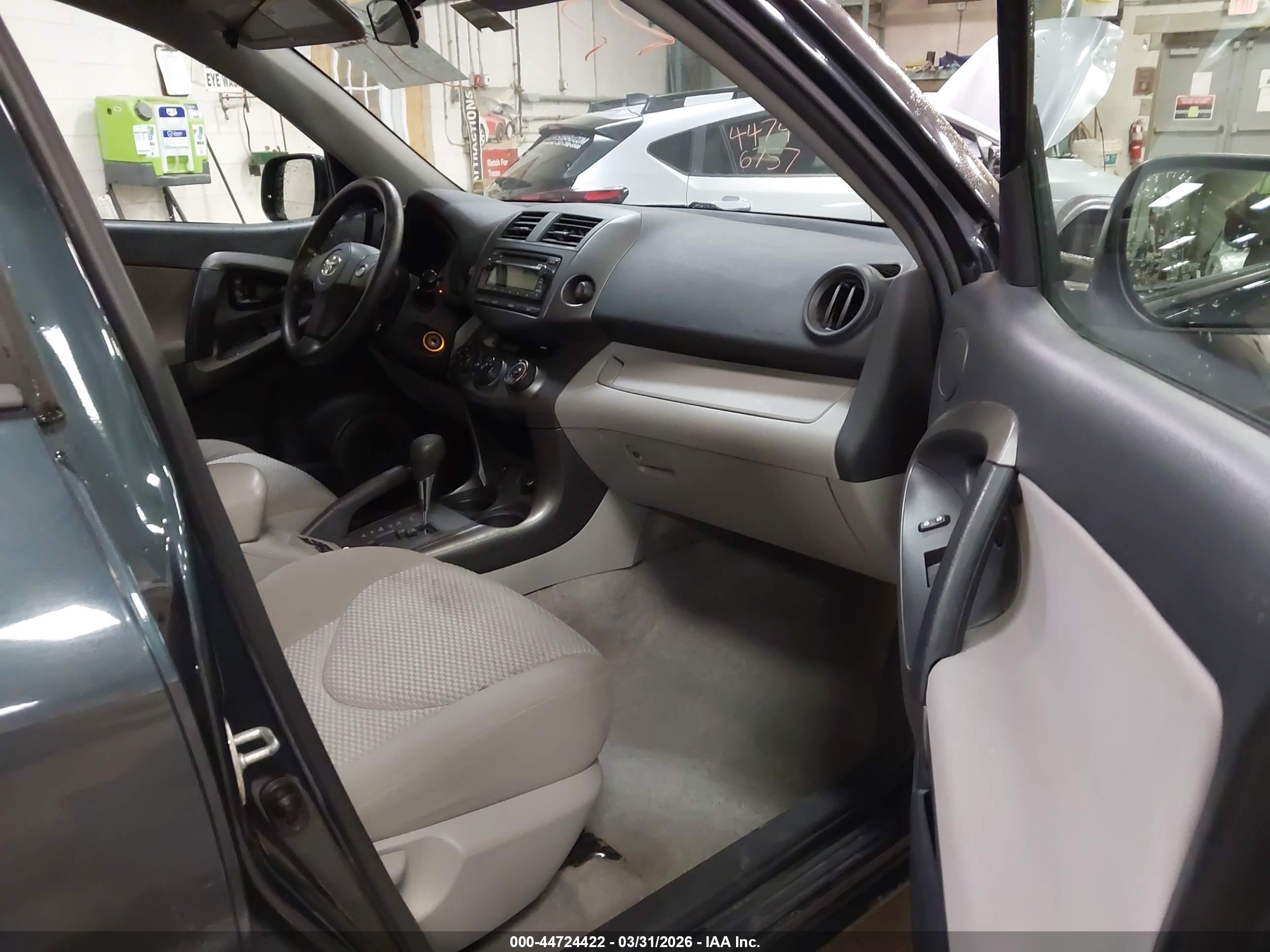 TOYOTA RAV4 image 5