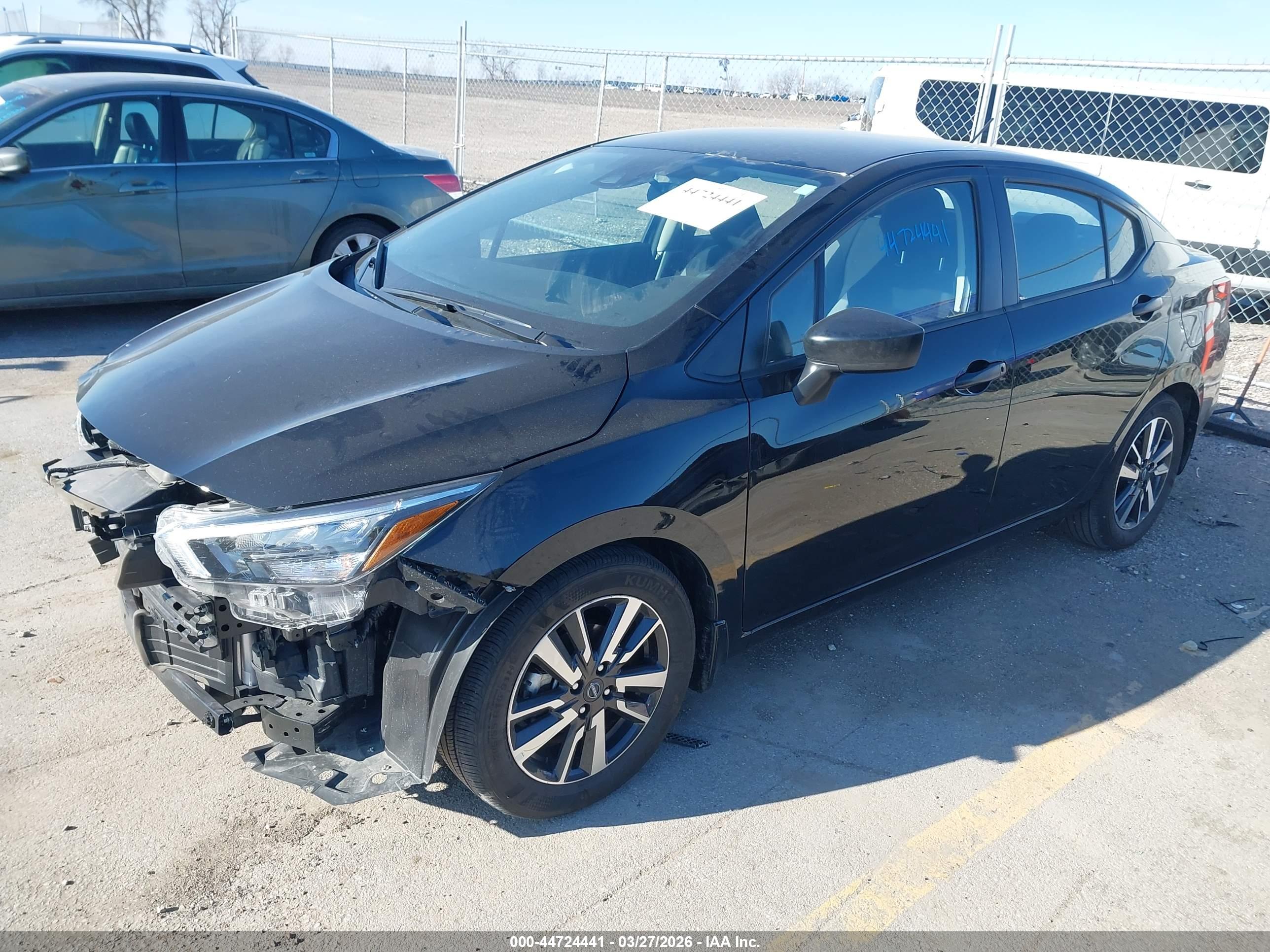 NISSAN VERSA image 2