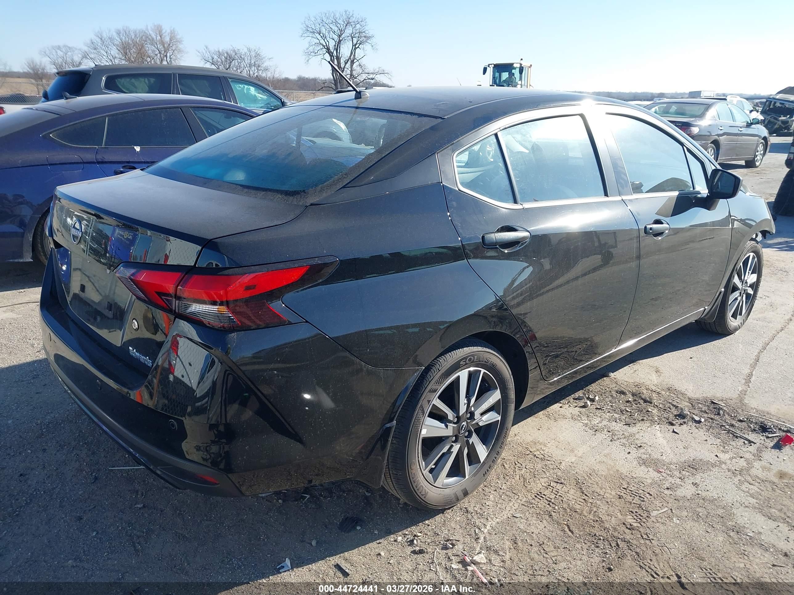 NISSAN VERSA image 4