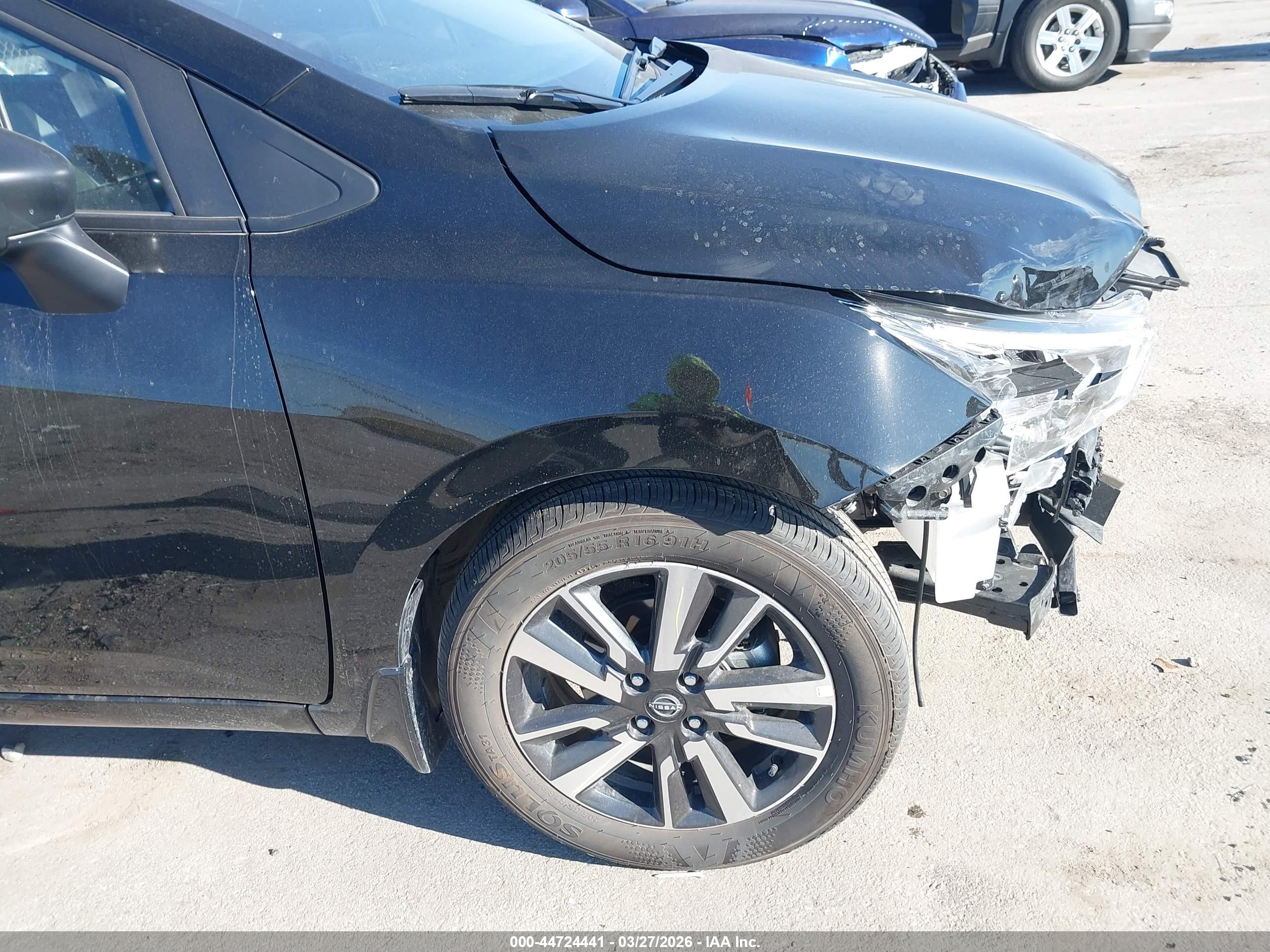 NISSAN VERSA image 6