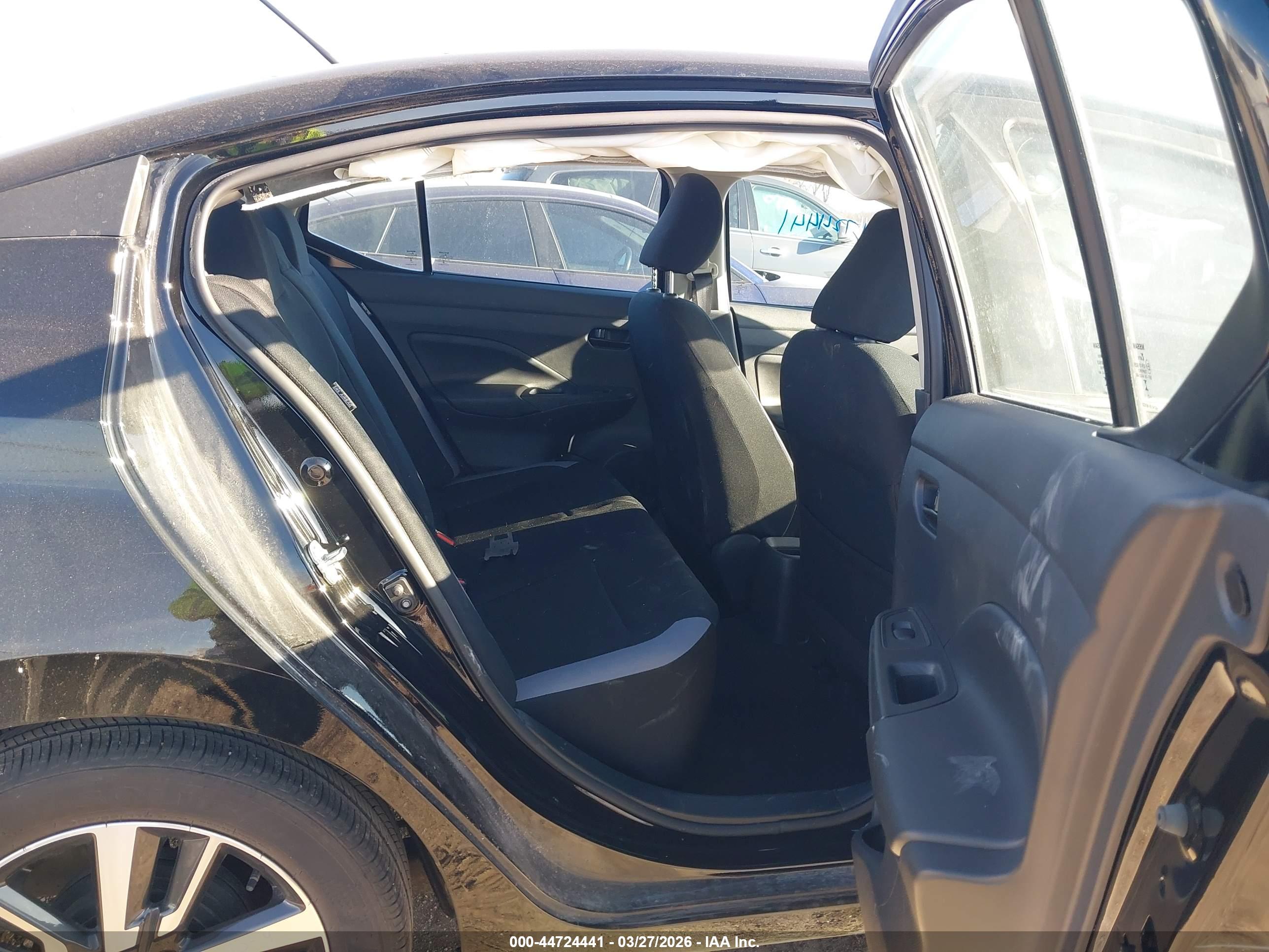NISSAN VERSA image 8