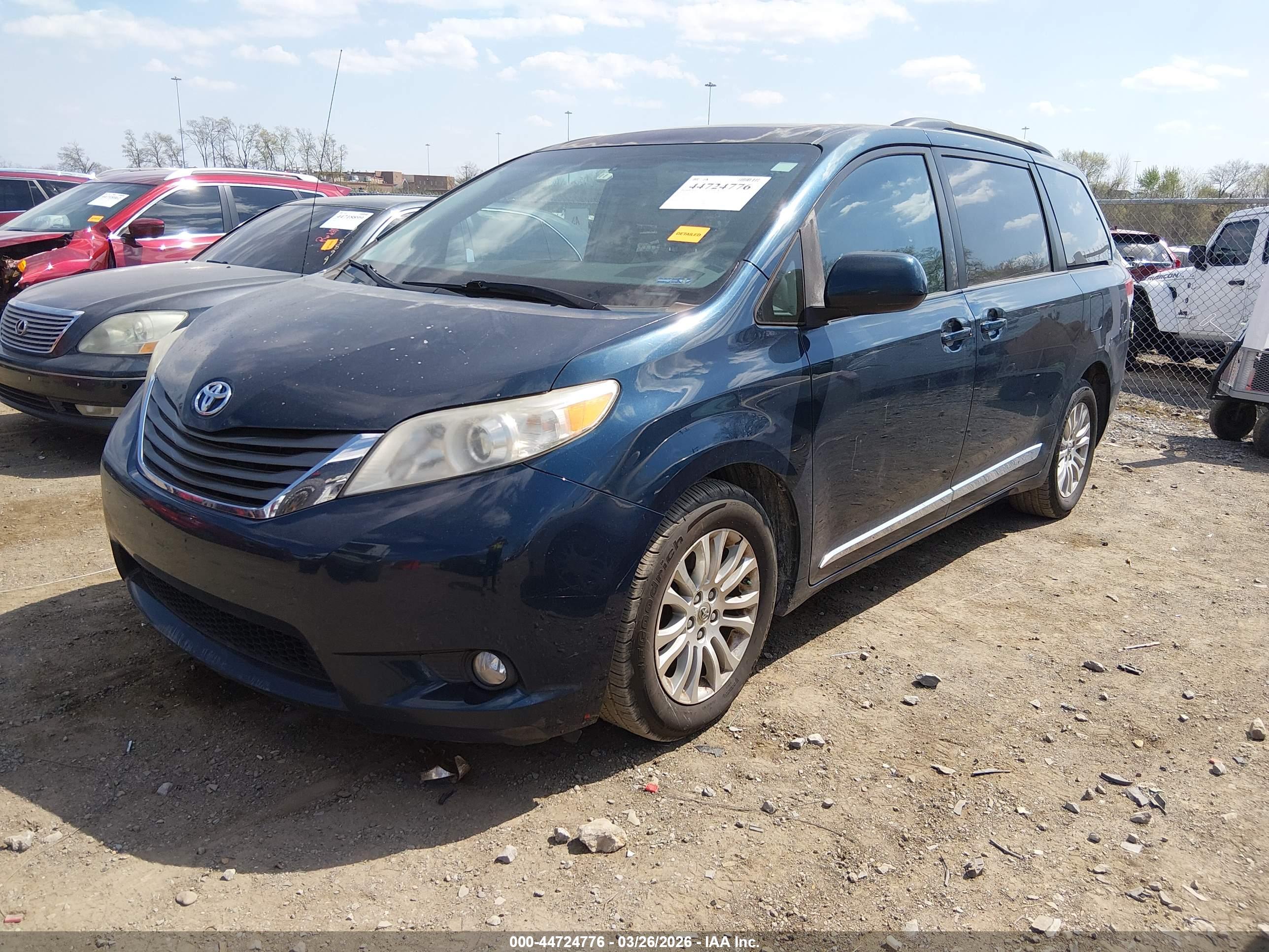TOYOTA SIENNA image 2