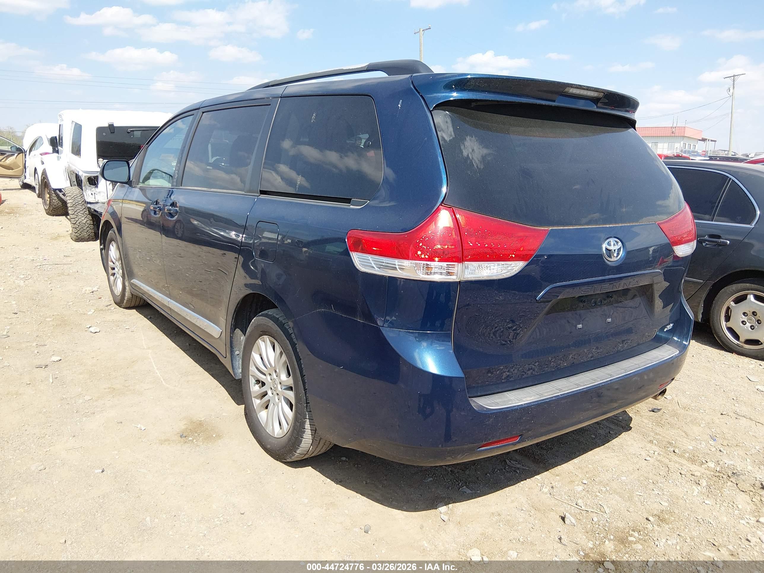 TOYOTA SIENNA image 3