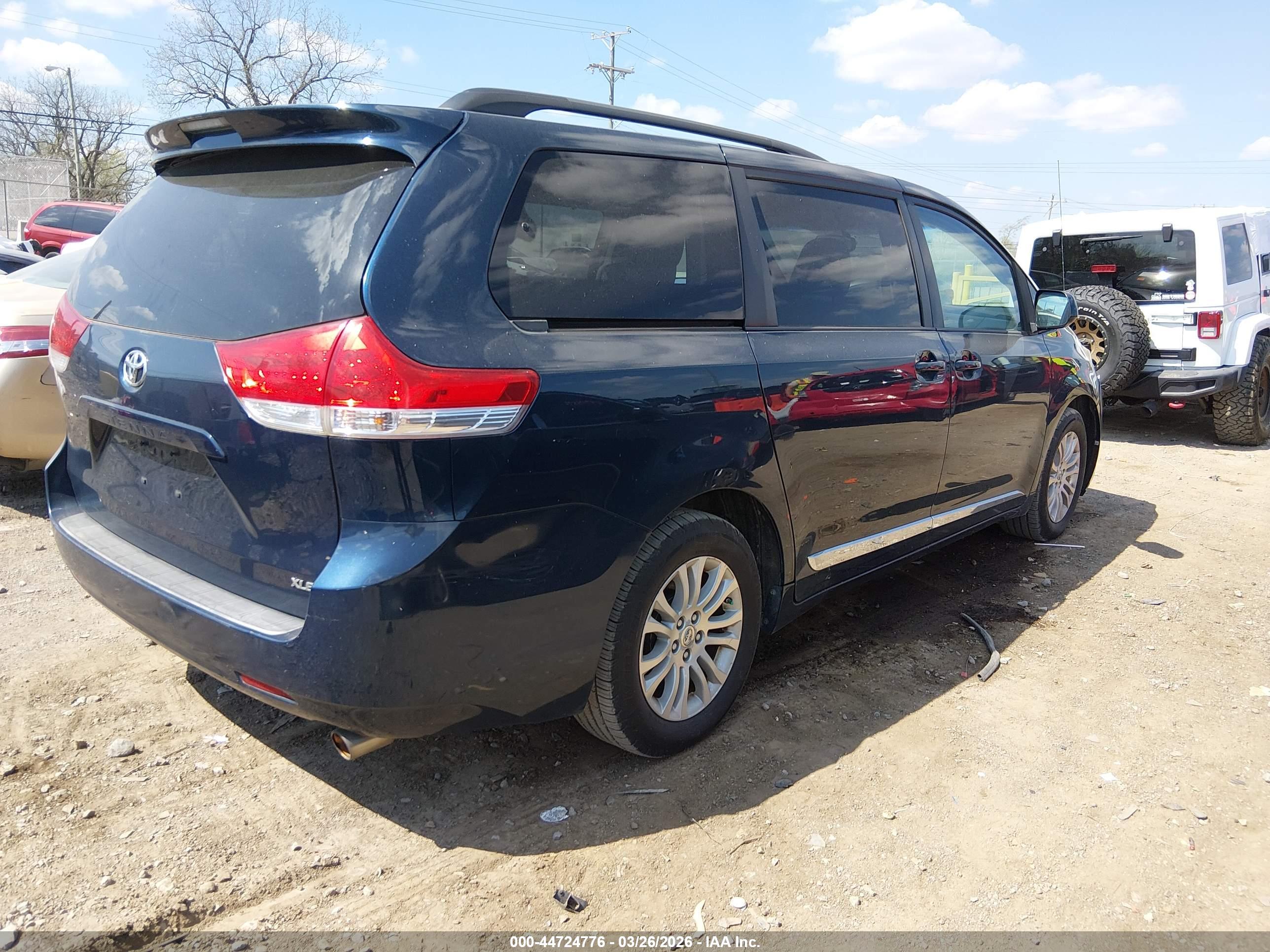 TOYOTA SIENNA image 4