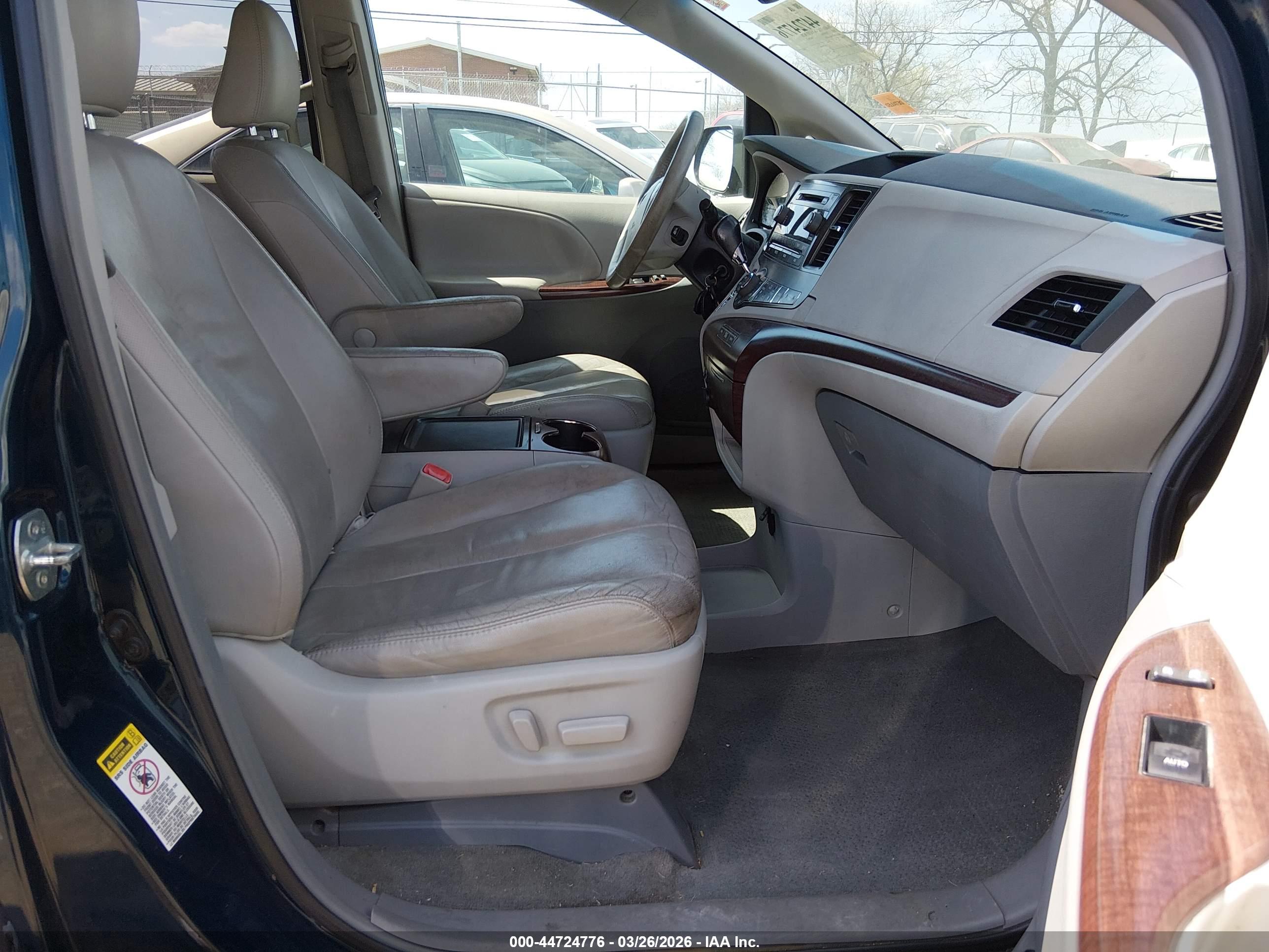TOYOTA SIENNA image 5