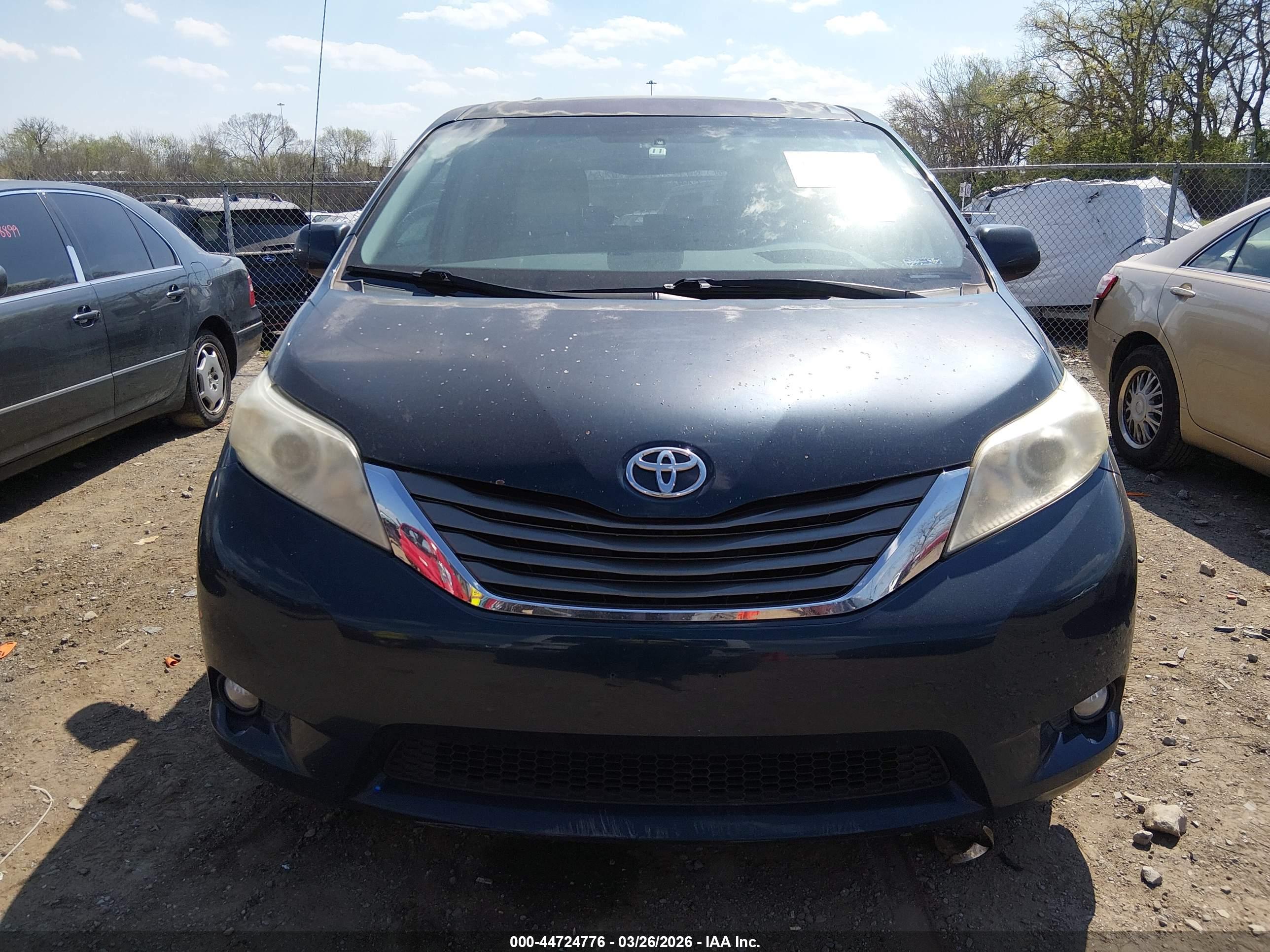 TOYOTA SIENNA image 6