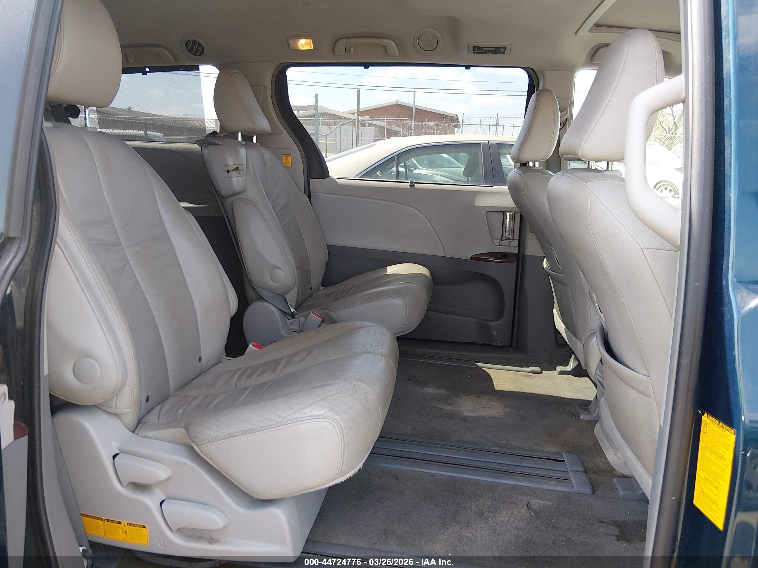 TOYOTA SIENNA image 8
