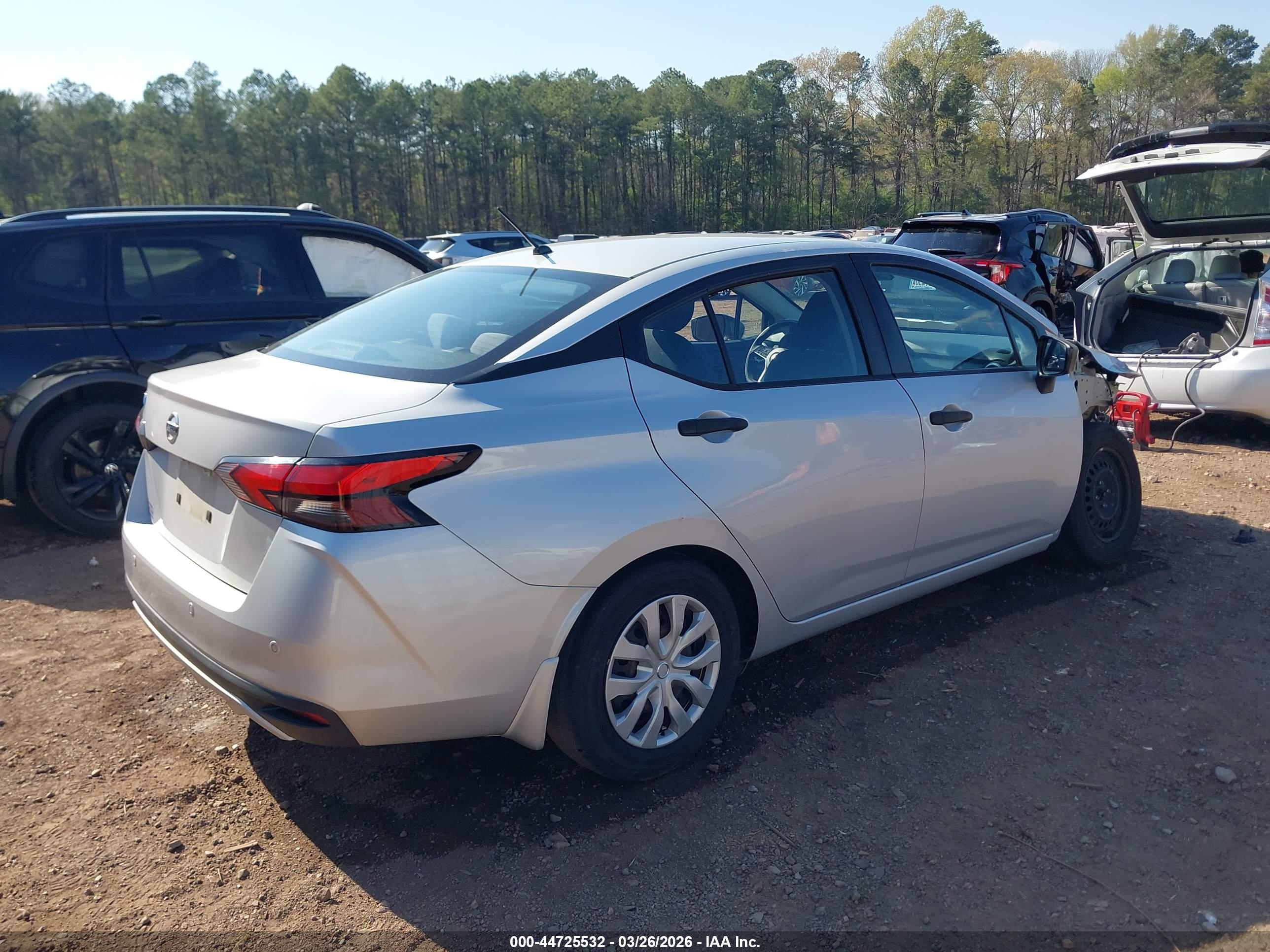 NISSAN VERSA image 4